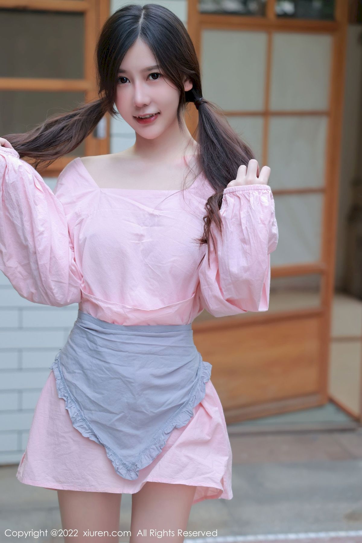 尹甜甜粉色服饰厨娘装扮豆腐店场景写真