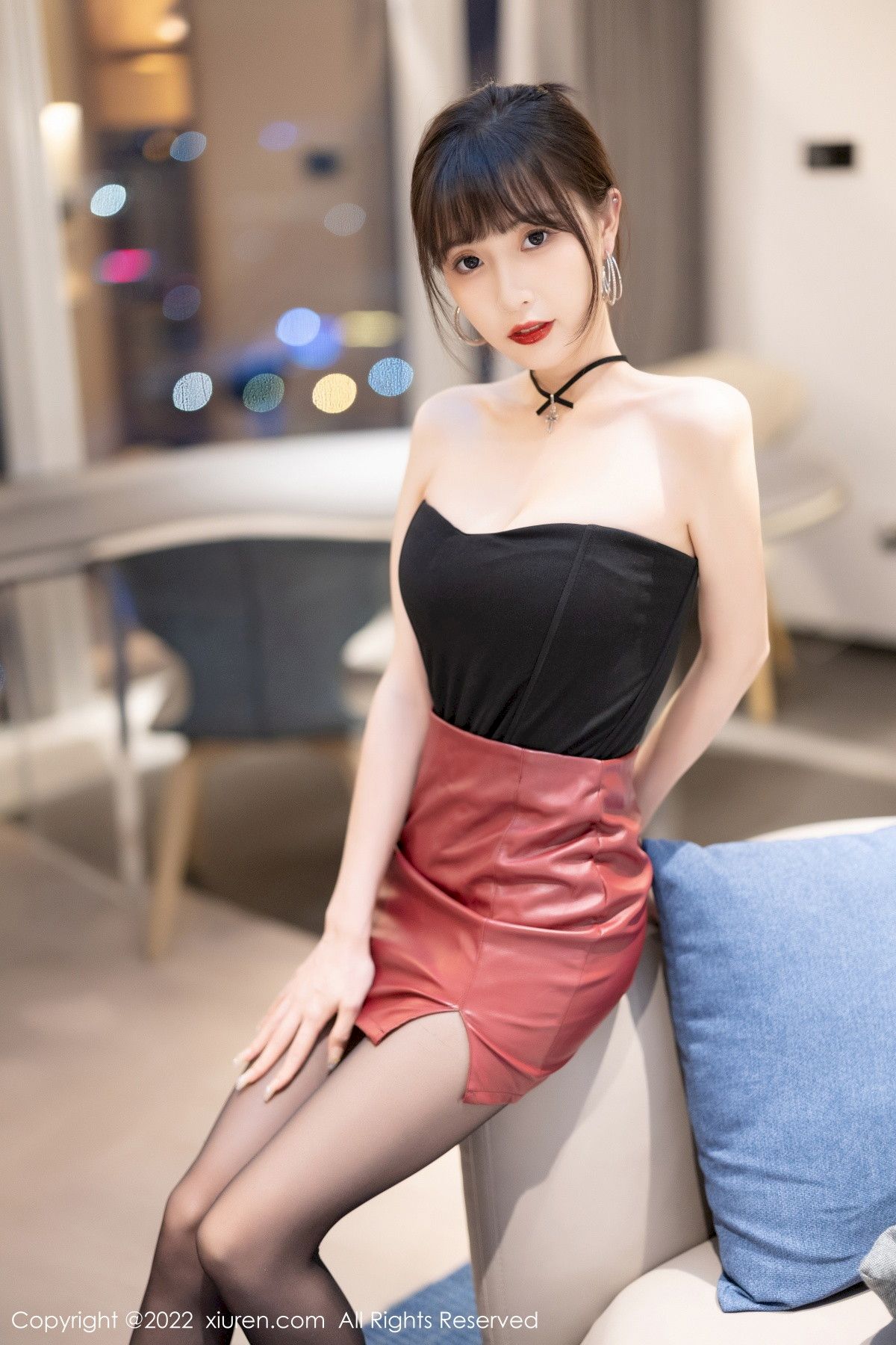 林星阑黑色露肩上衣红色皮质短裙性感写真
