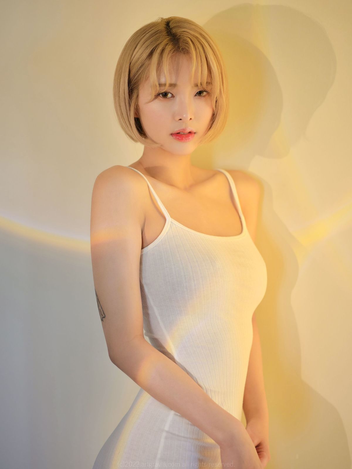 HyoYeon白色吊裙搭配金色短发居家写真