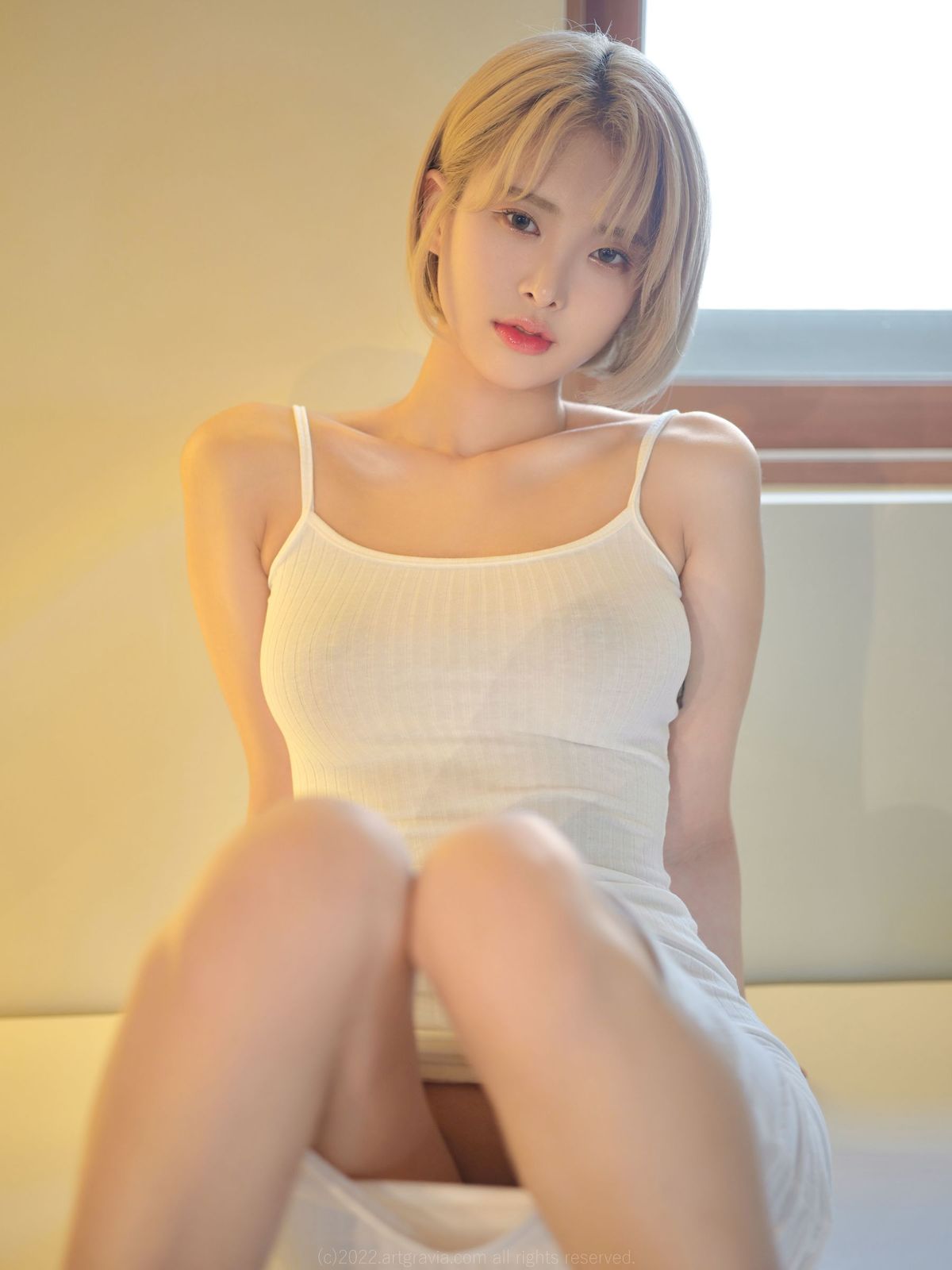 HyoYeon白色吊裙搭配金色短发居家写真