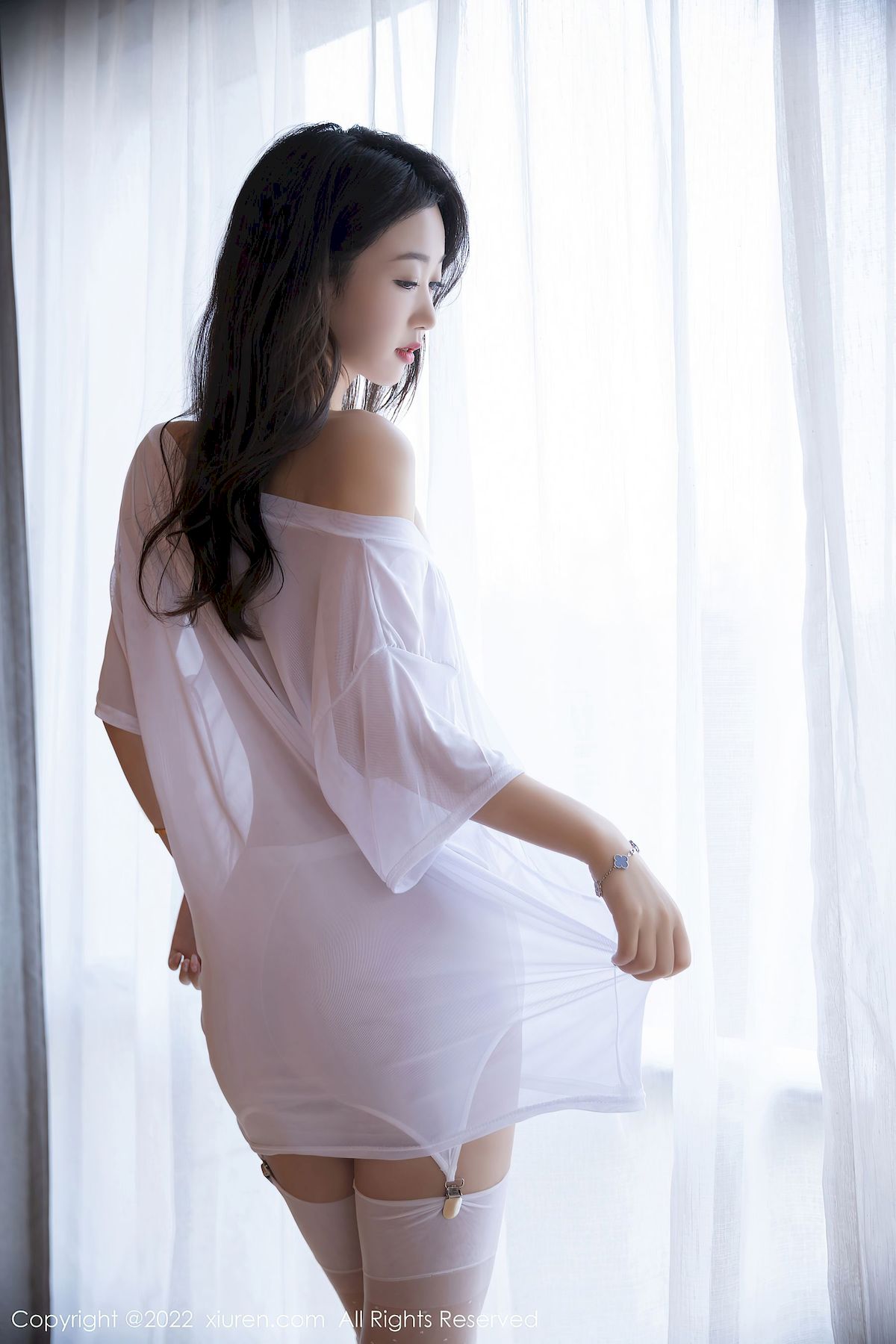 唐安琪露肩连衣短裙+白色丝袜性感写真