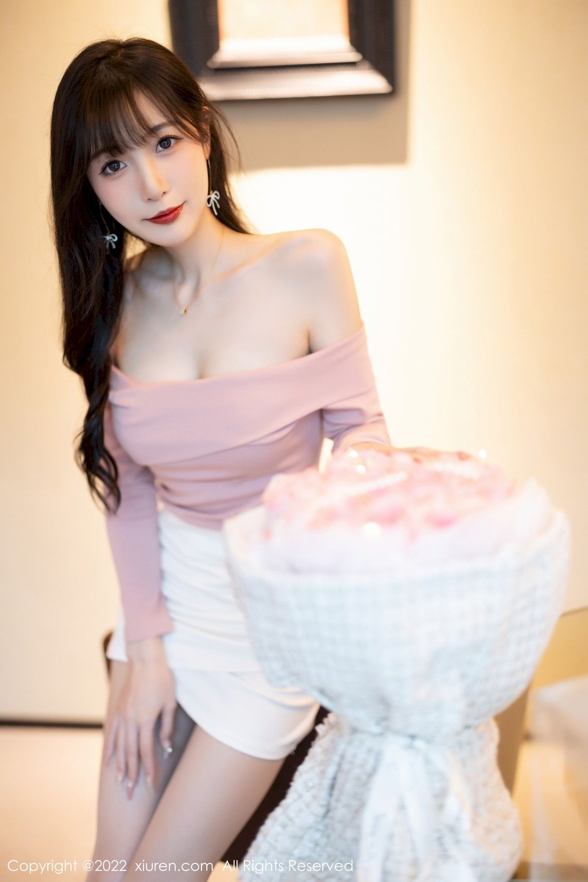 林星阑浅紫色上衣搭配白色短裙性感写真