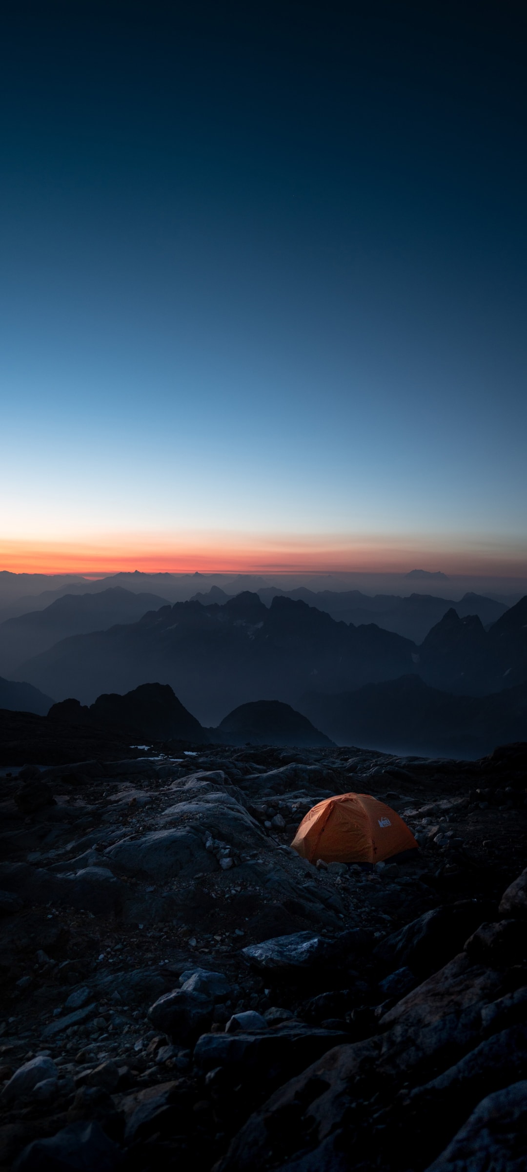 大山中橘色的旅行帐篷孤寂风景手机壁纸