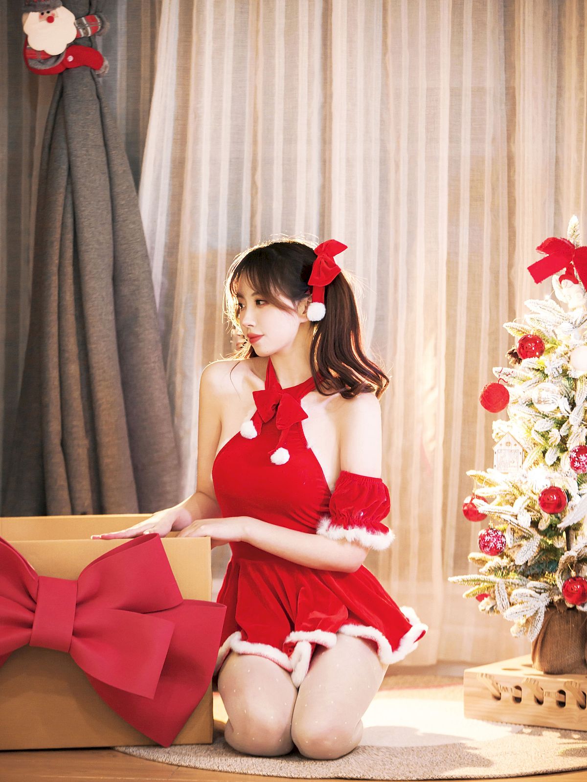 念雪ww圣诞红裙玫瑰礼物主题可爱写真