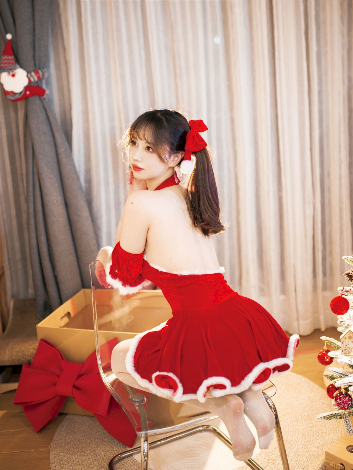 念雪ww圣诞红裙玫瑰礼物主题可爱写真