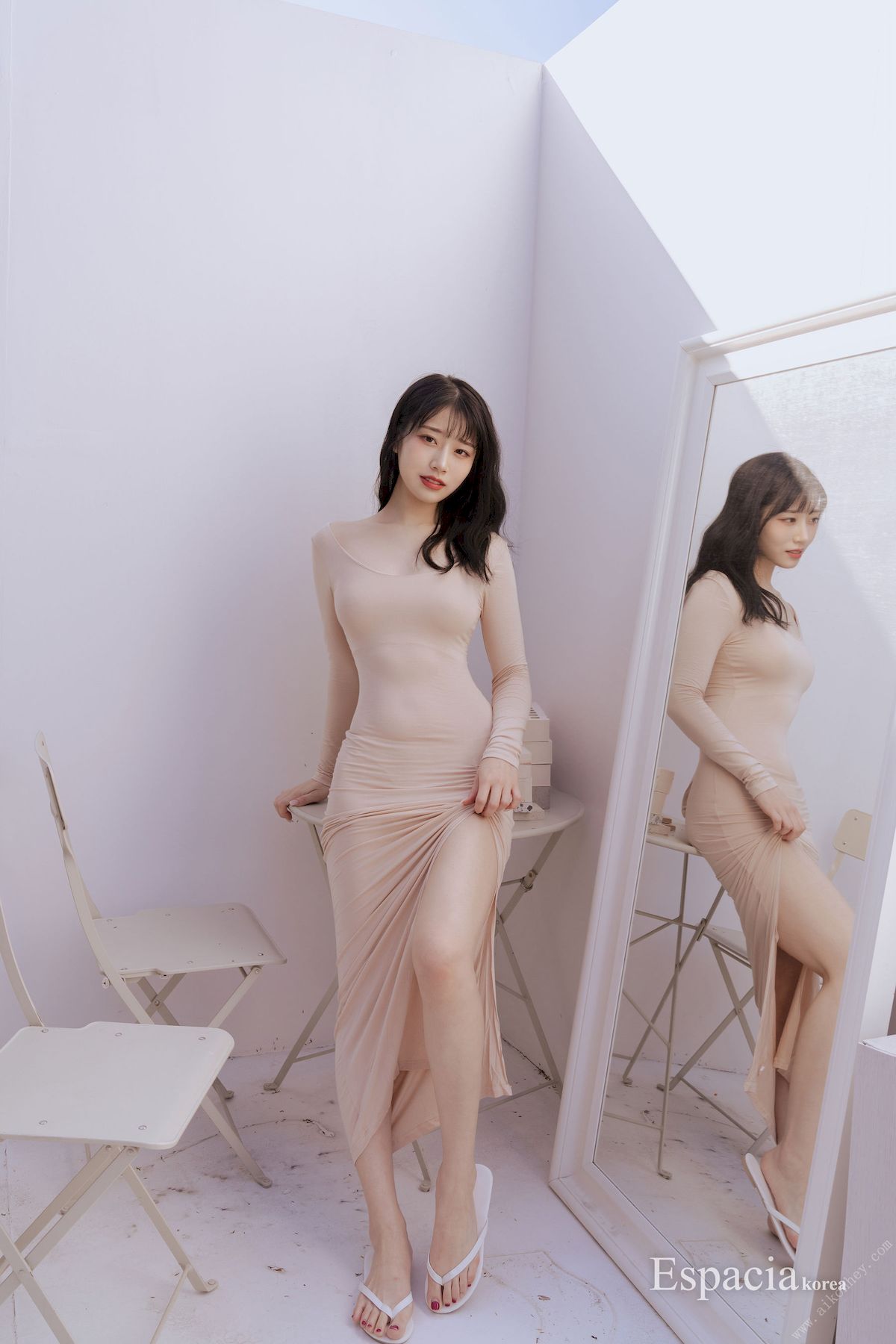 美女模特Saika素色长裙居家系列写真