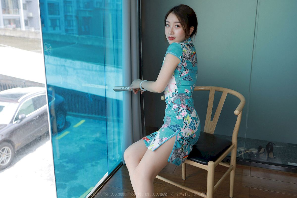 模特小婕旗袍搭配丝足美腿系列私房写真