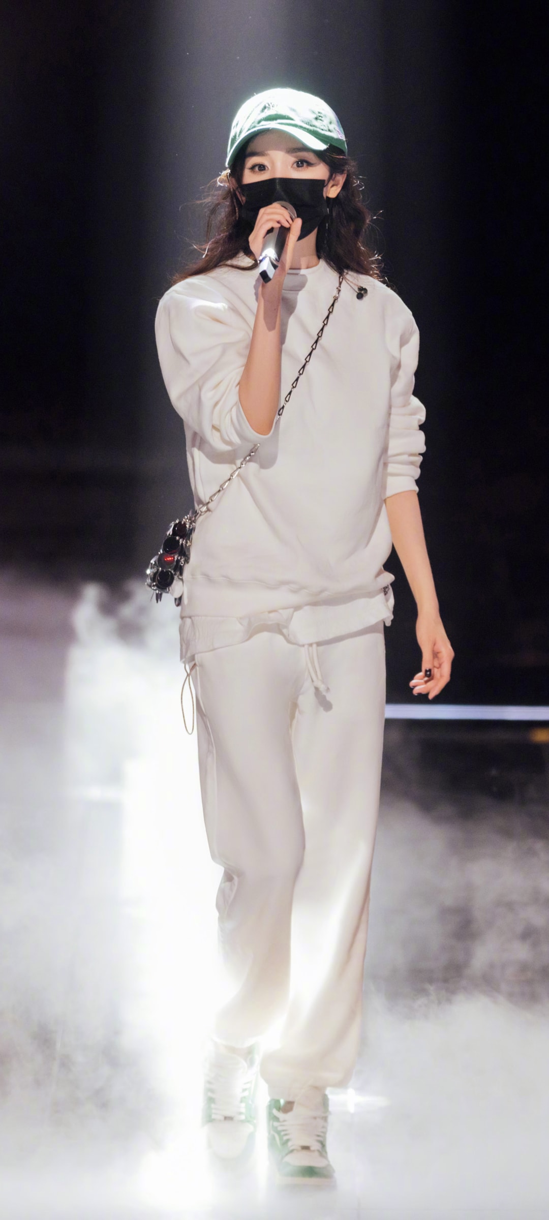 杨幂白色运动服穿搭舞台个性时尚系列