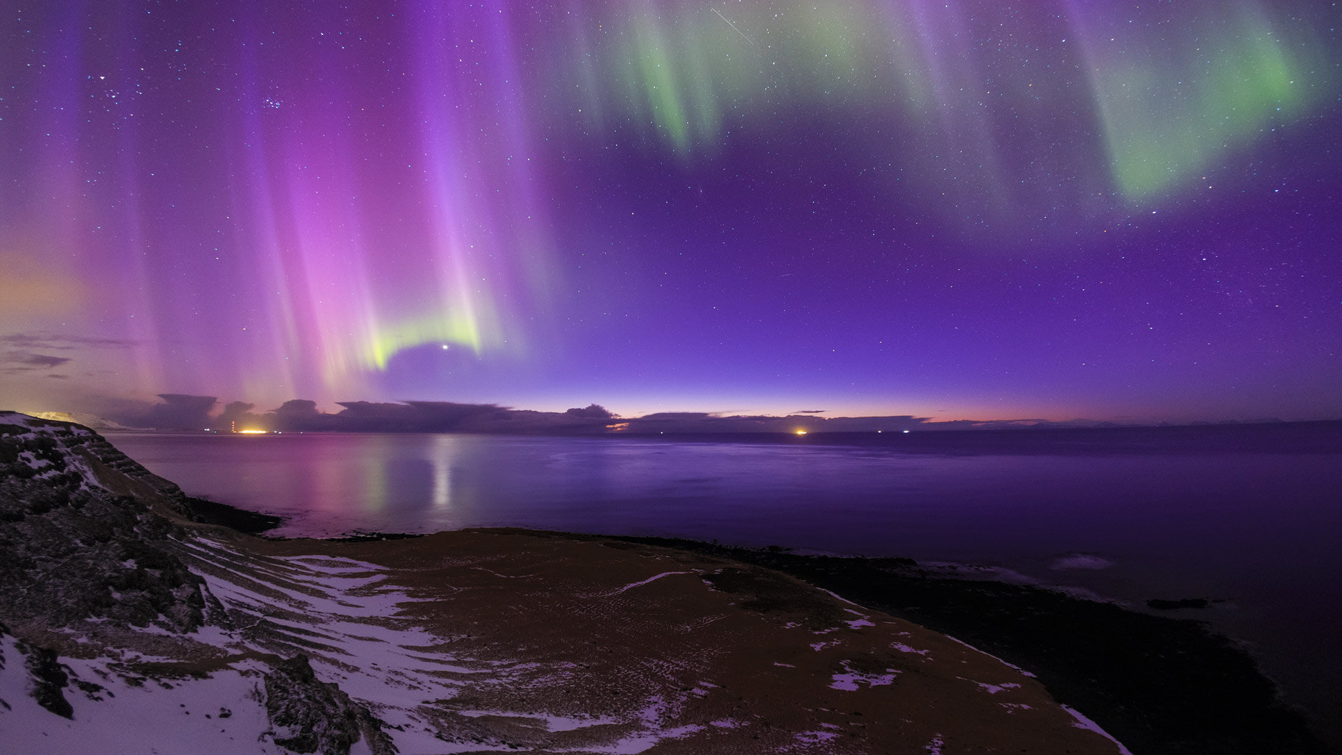 冰岛海岸看极光