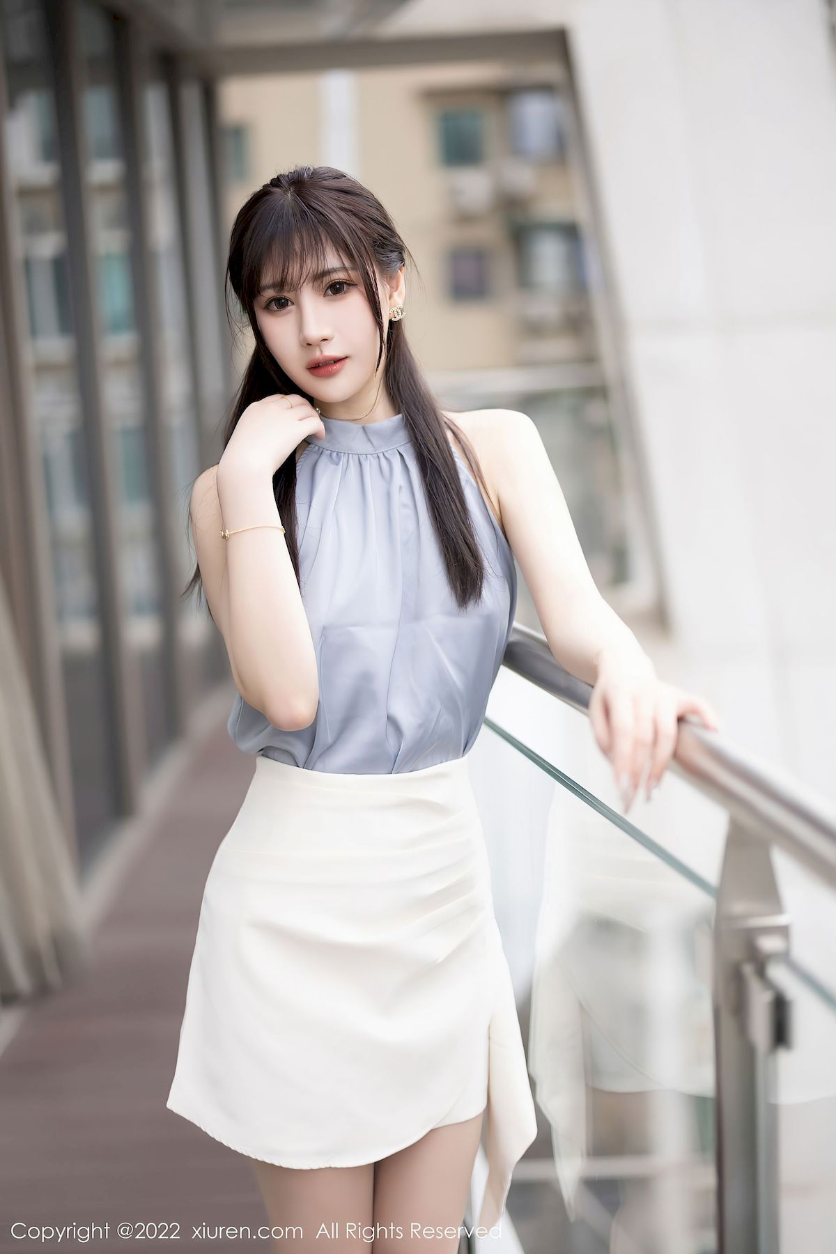 张欣欣淡蓝色上衣搭配白色短裙性感写真