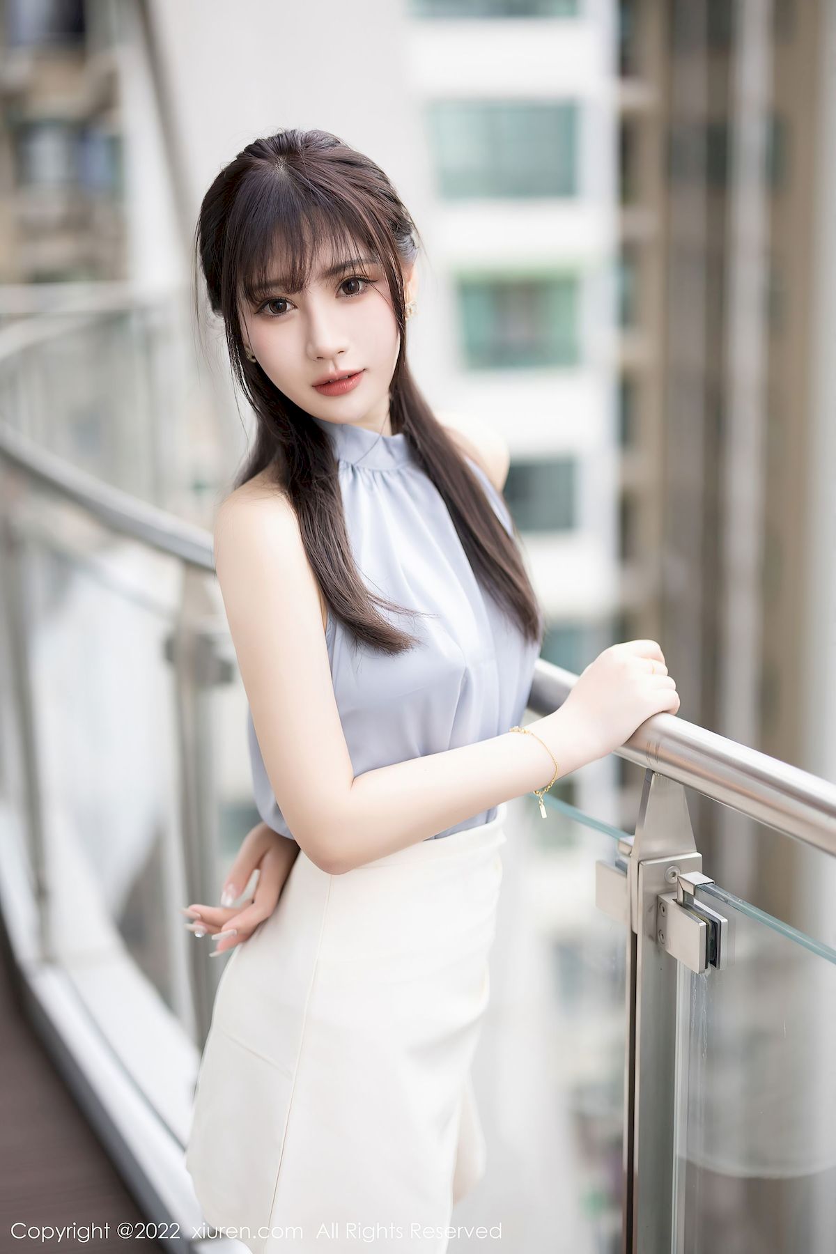 张欣欣淡蓝色上衣搭配白色短裙性感写真