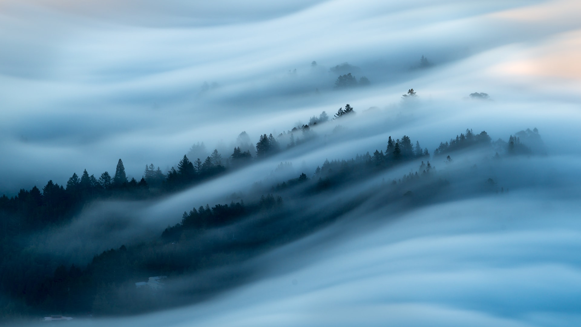 山林上充满雾气缭绕的梦幻仙境真实风景