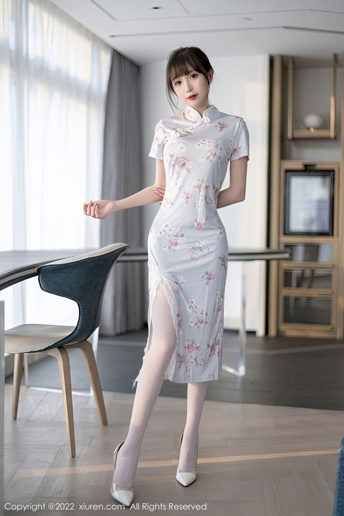 林星阑白色图案旗袍搭配白色丝袜性感写真