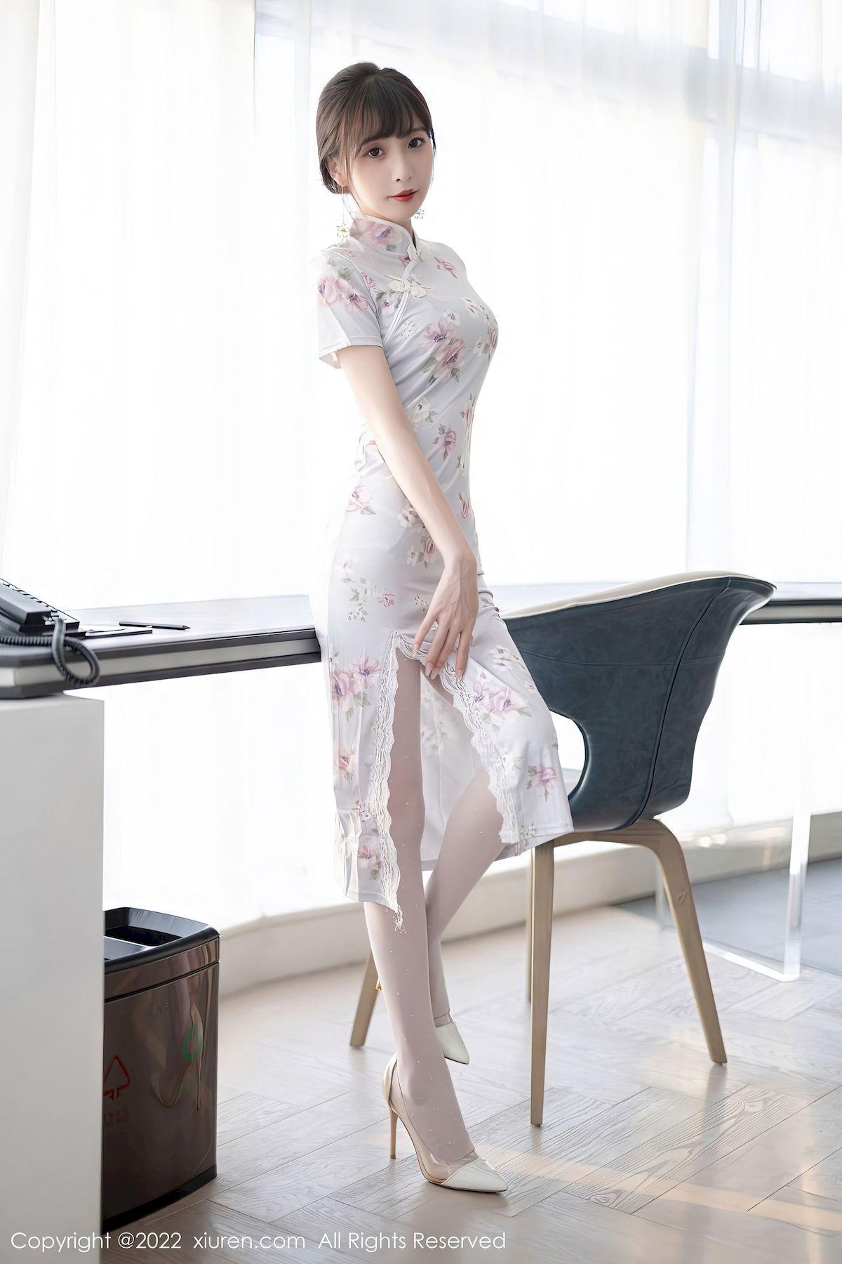 林星阑白色图案旗袍搭配白色丝袜性感写真