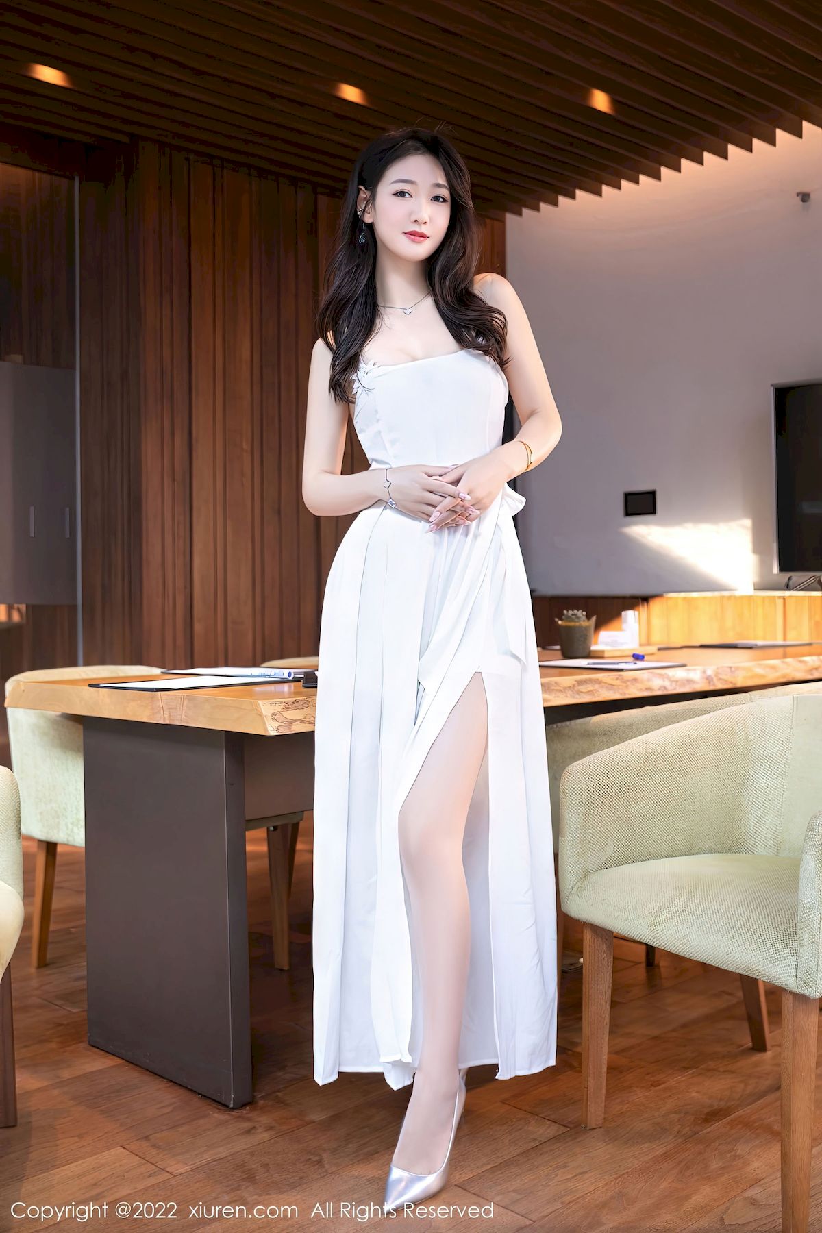 模特唐安琪白色连衣长裙曼妙身姿北京旅拍