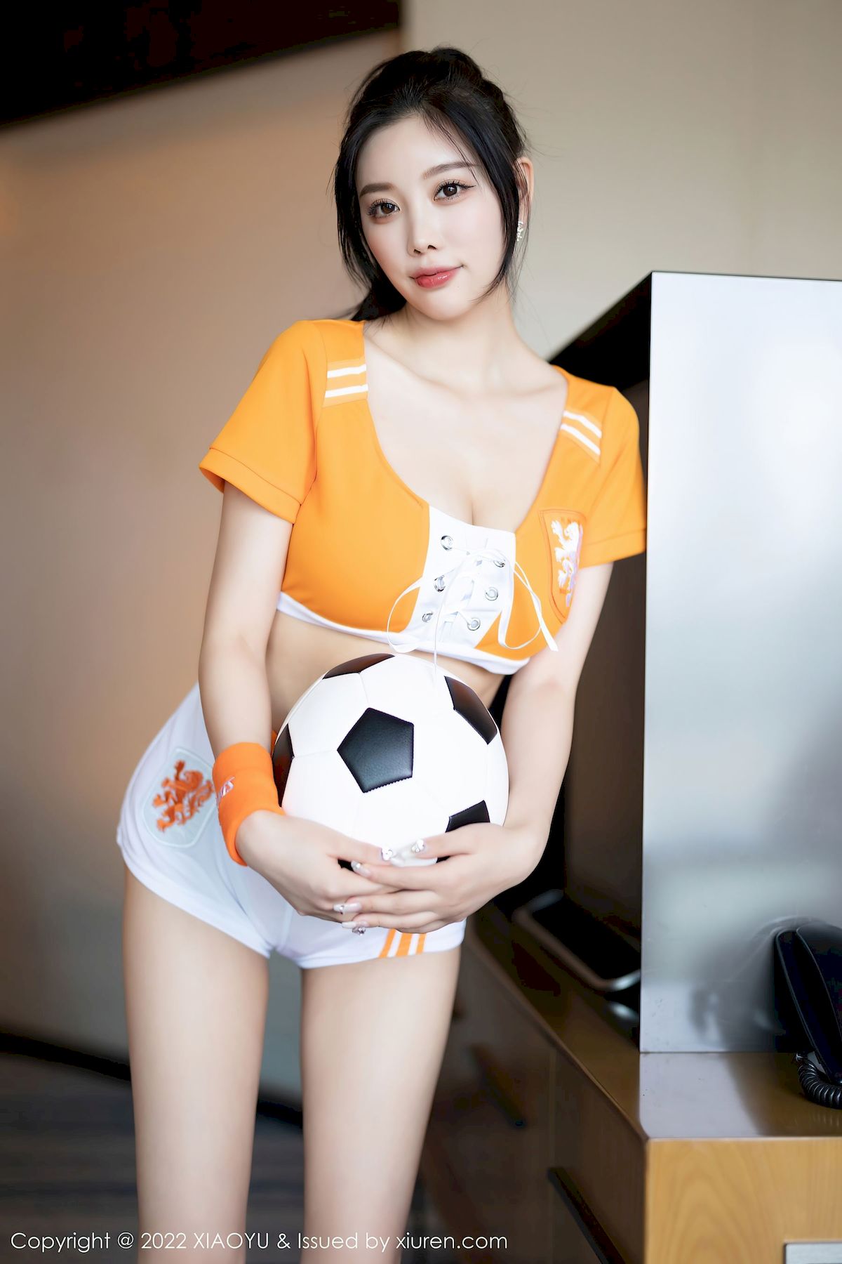 杨晨晨Yome足球宝贝橙色运动服饰心愿旅拍