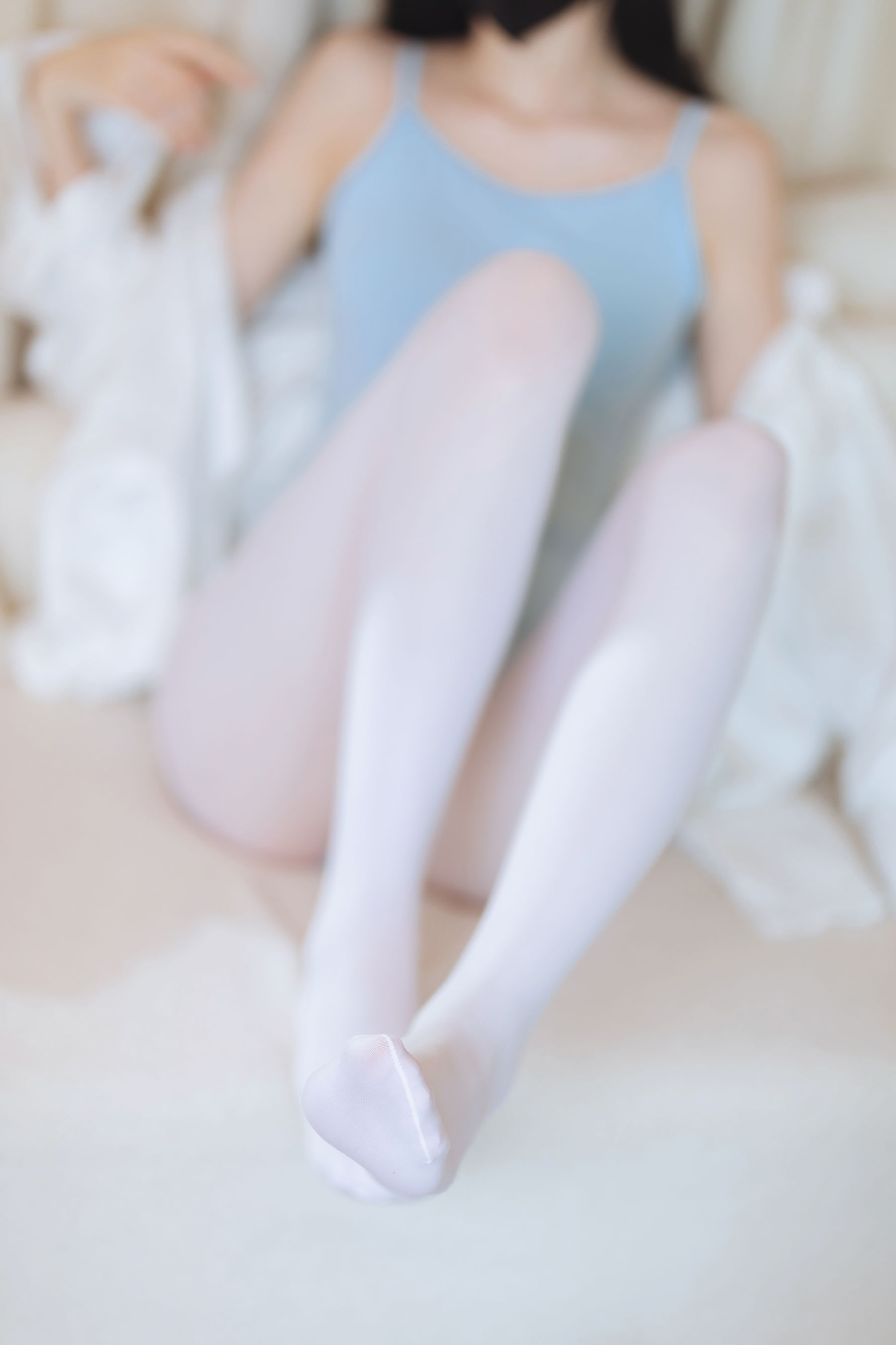 许岚LAN蓝色芭蕾搭配白色丝袜COS福利写真