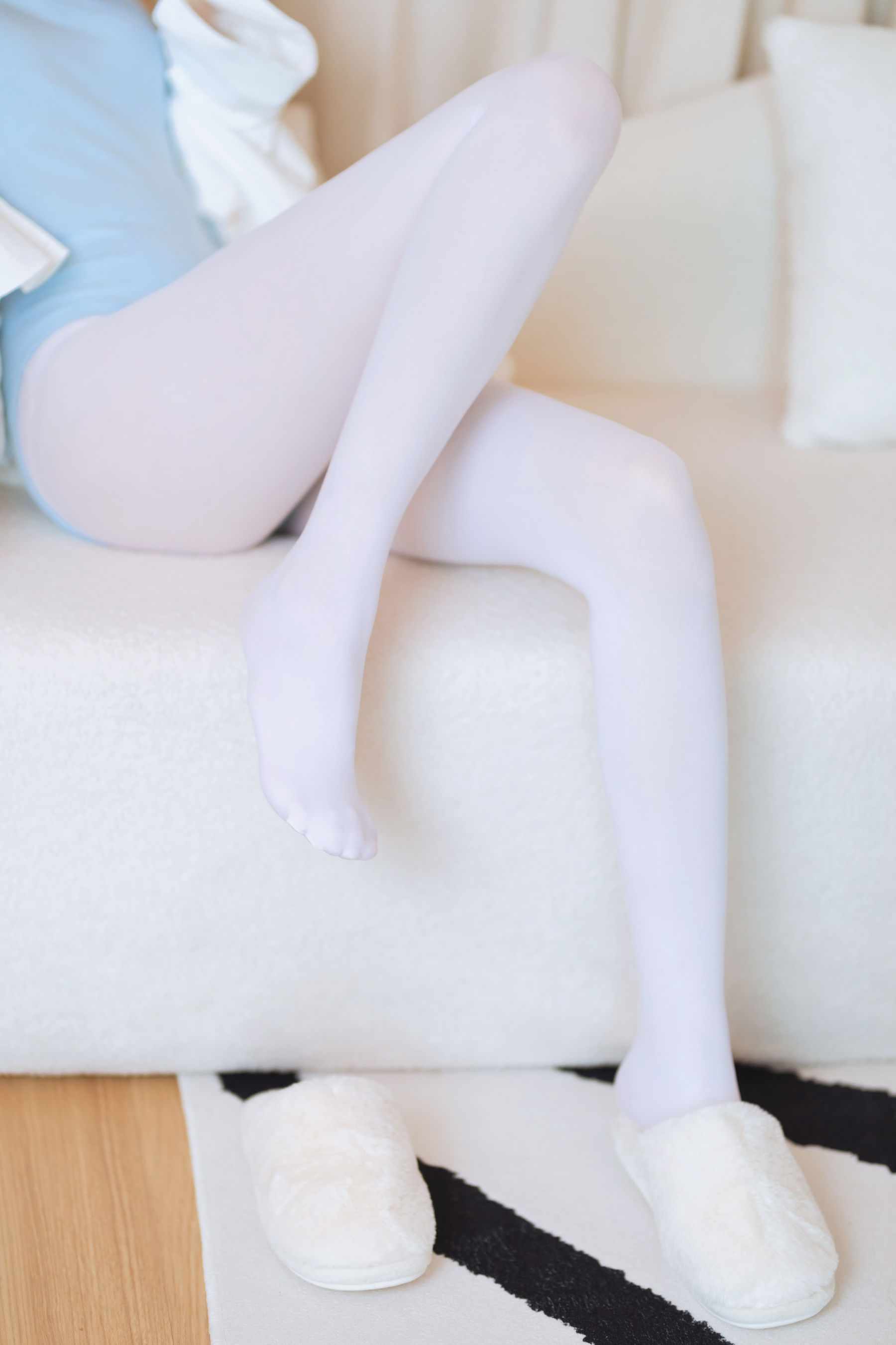 许岚LAN蓝色芭蕾搭配白色丝袜COS福利写真