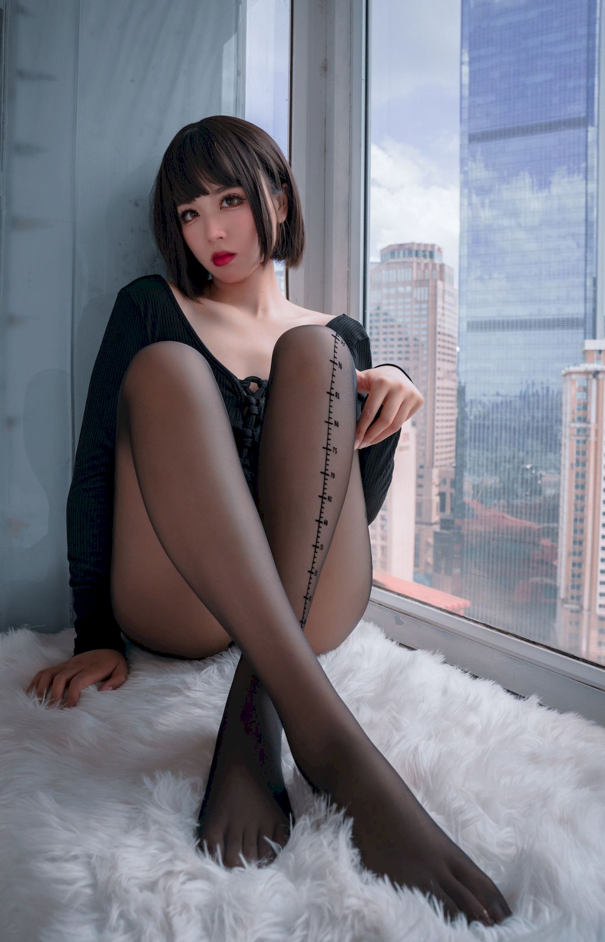 轩萧学姐窗台黑丝美腿量个腰围系列性感写真