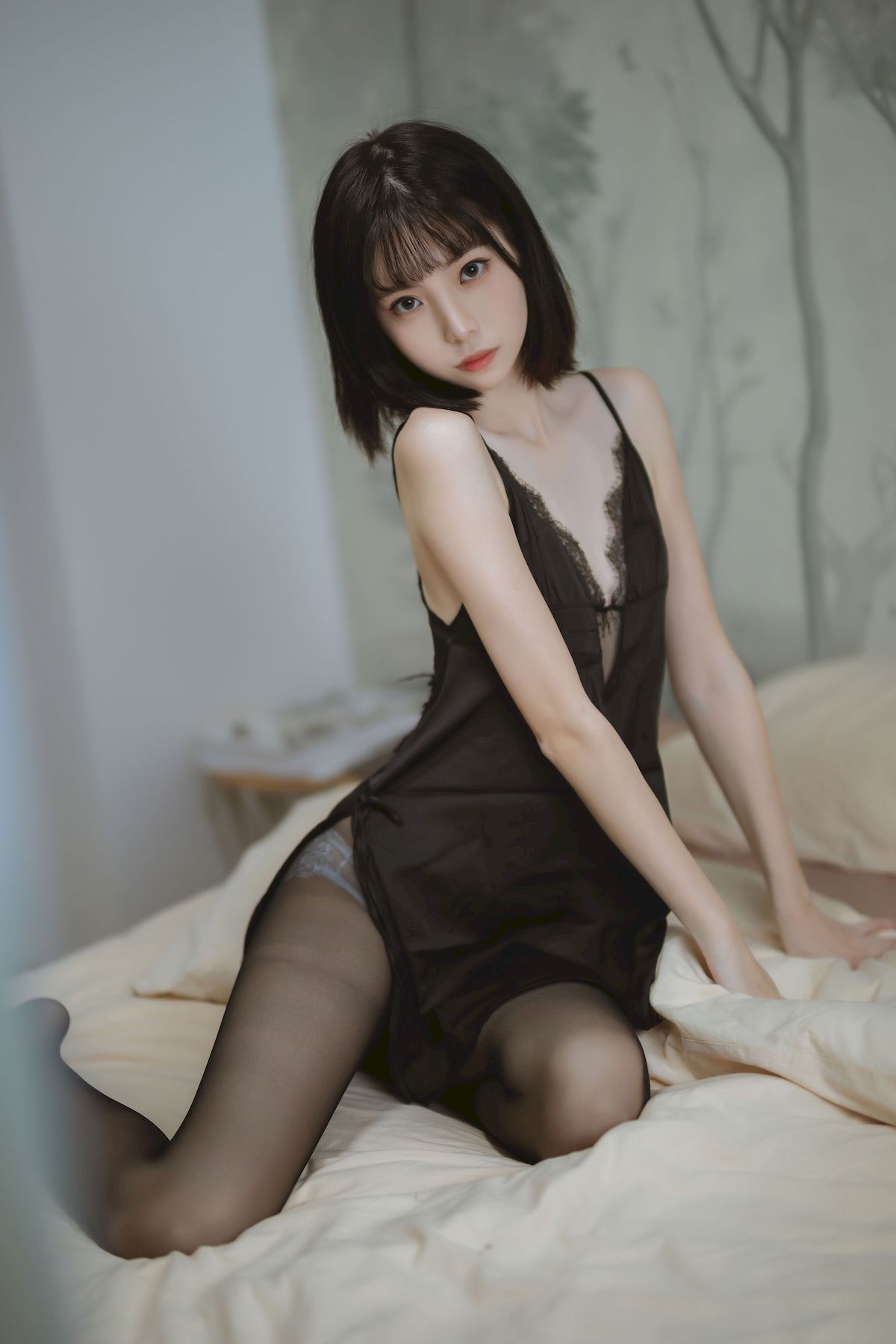 许岚LAN黑色蕾丝睡衣搭配黑丝美腿福利写真