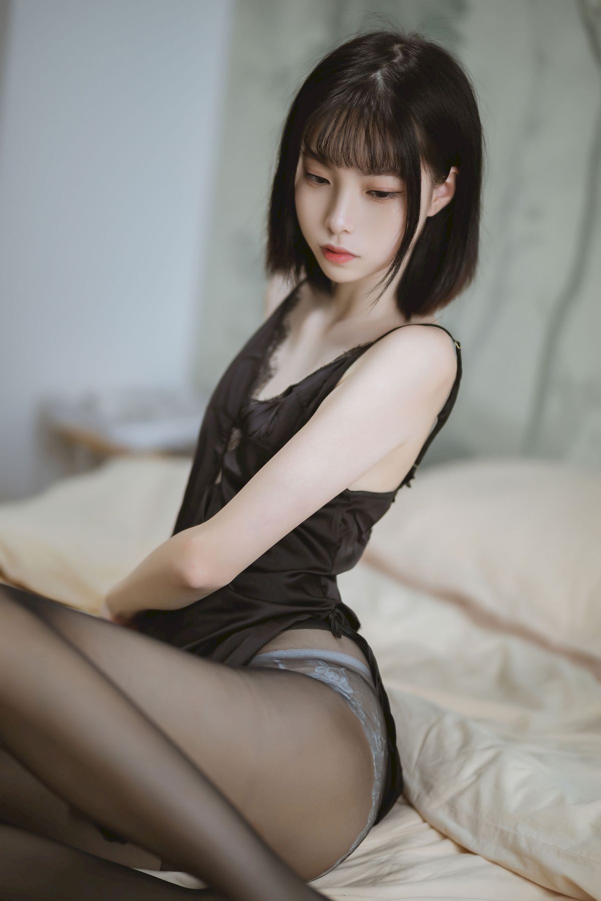 许岚LAN黑色蕾丝睡衣搭配黑丝美腿福利写真