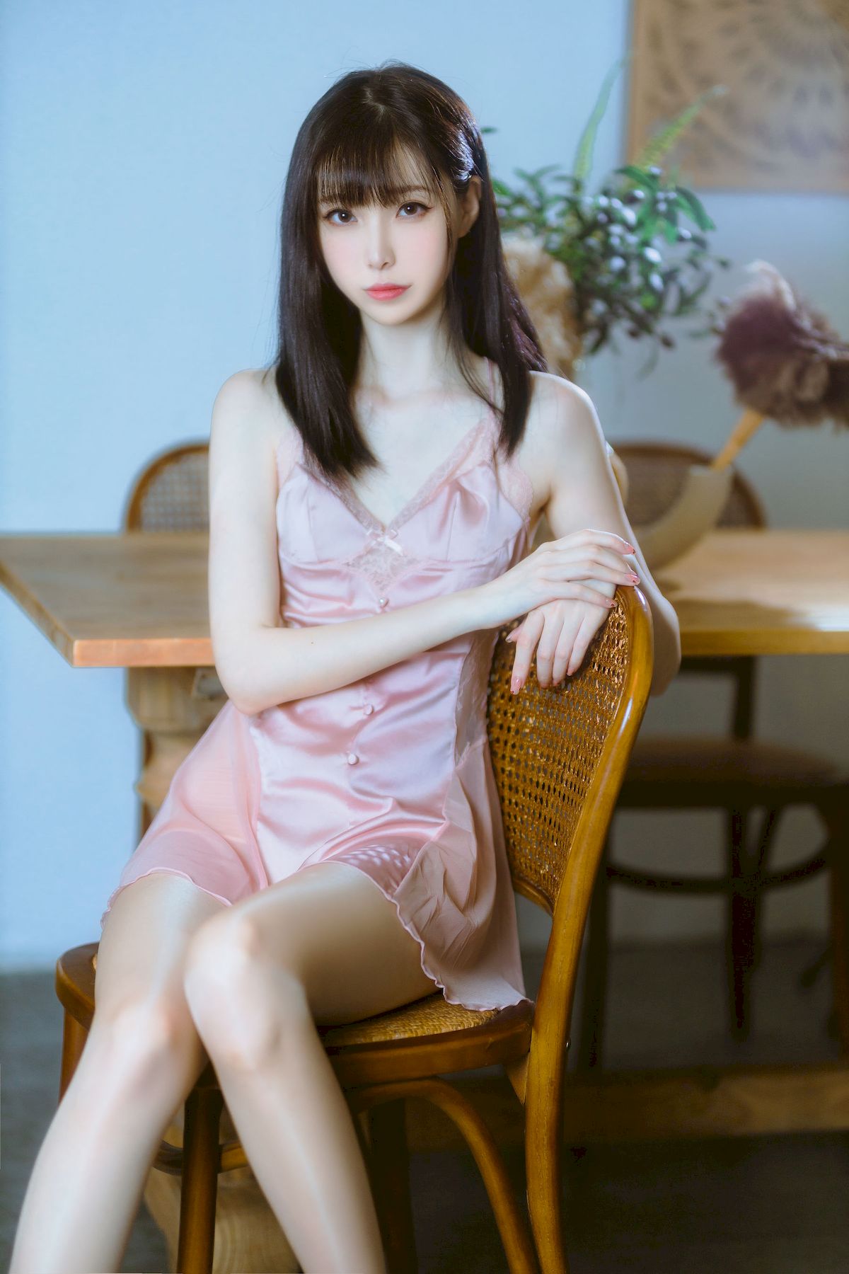 许岚LAN粉色丝质睡裙搭配原色丝袜性感写真