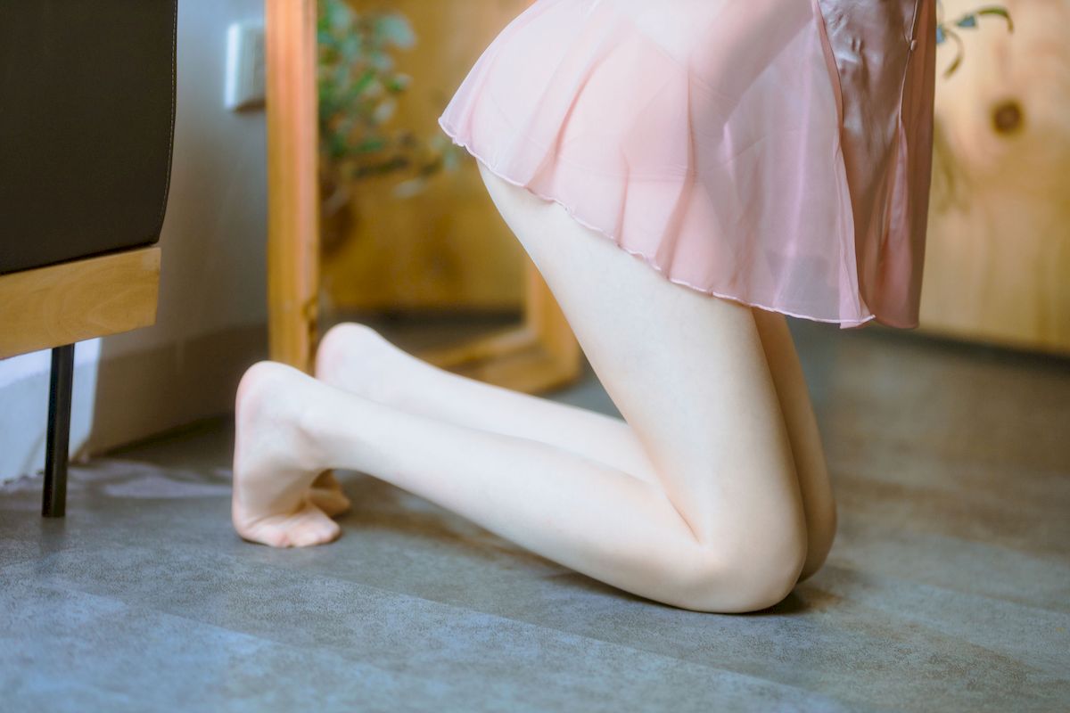许岚LAN粉色丝质睡裙搭配原色丝袜性感写真