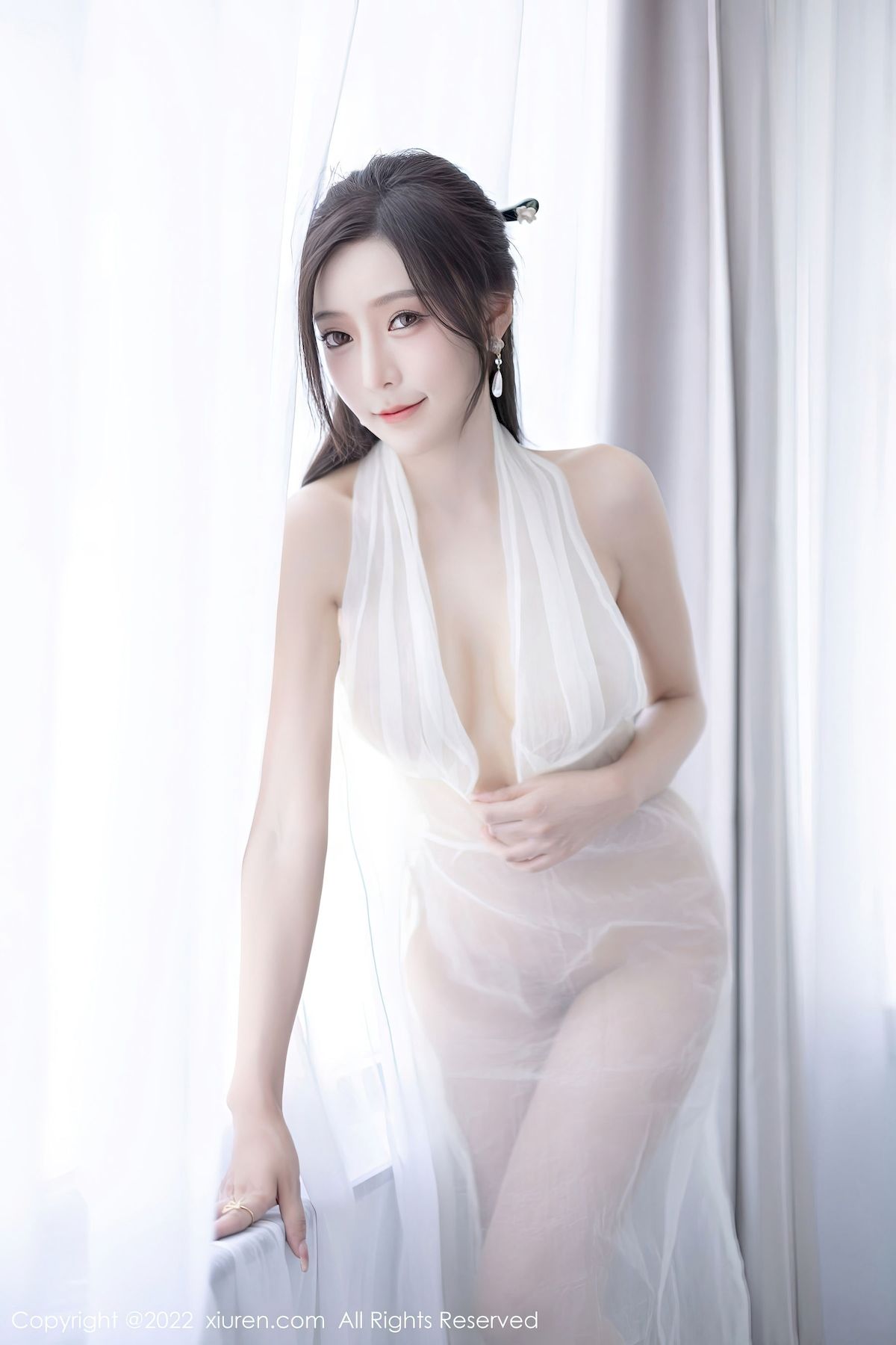 王馨瑶yanni白色连衣长裙御姐姿态撩人写真