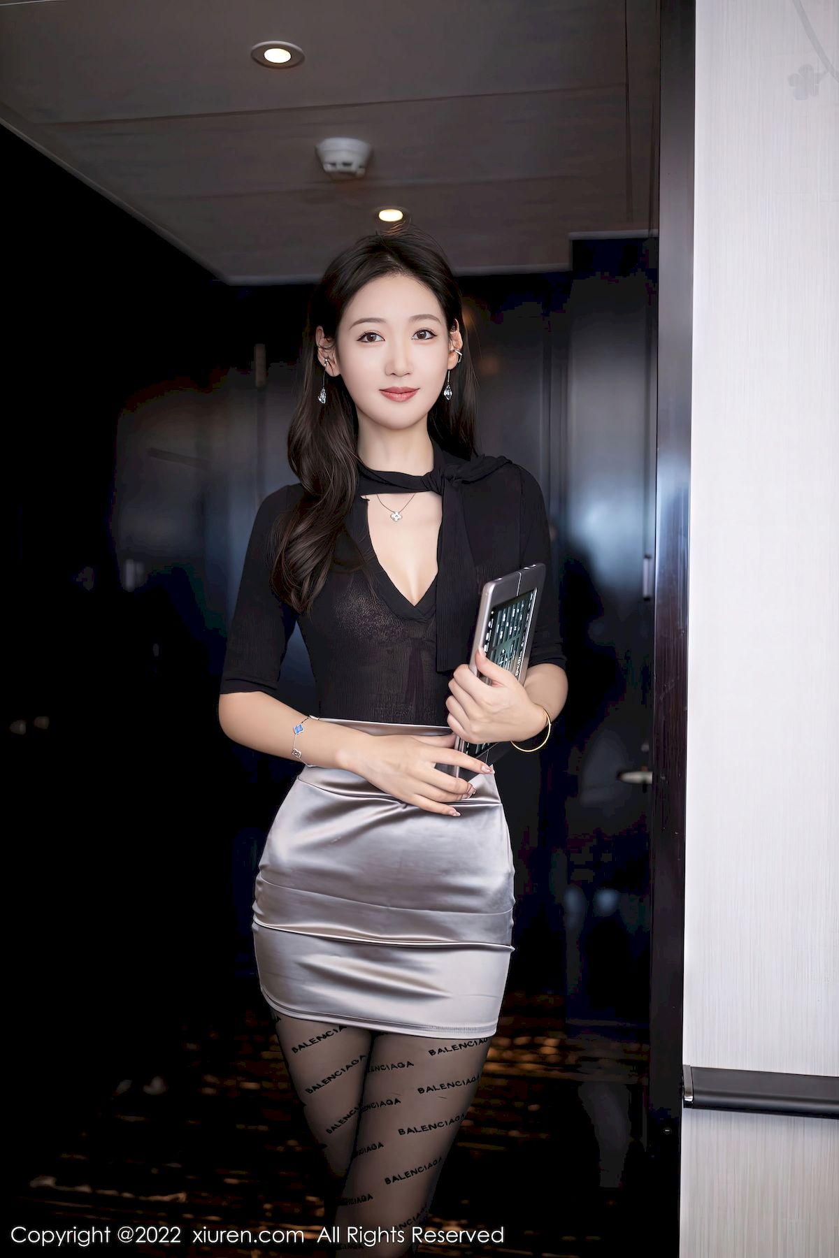 唐安琪收身上衣银色短裙OL装扮北京旅拍