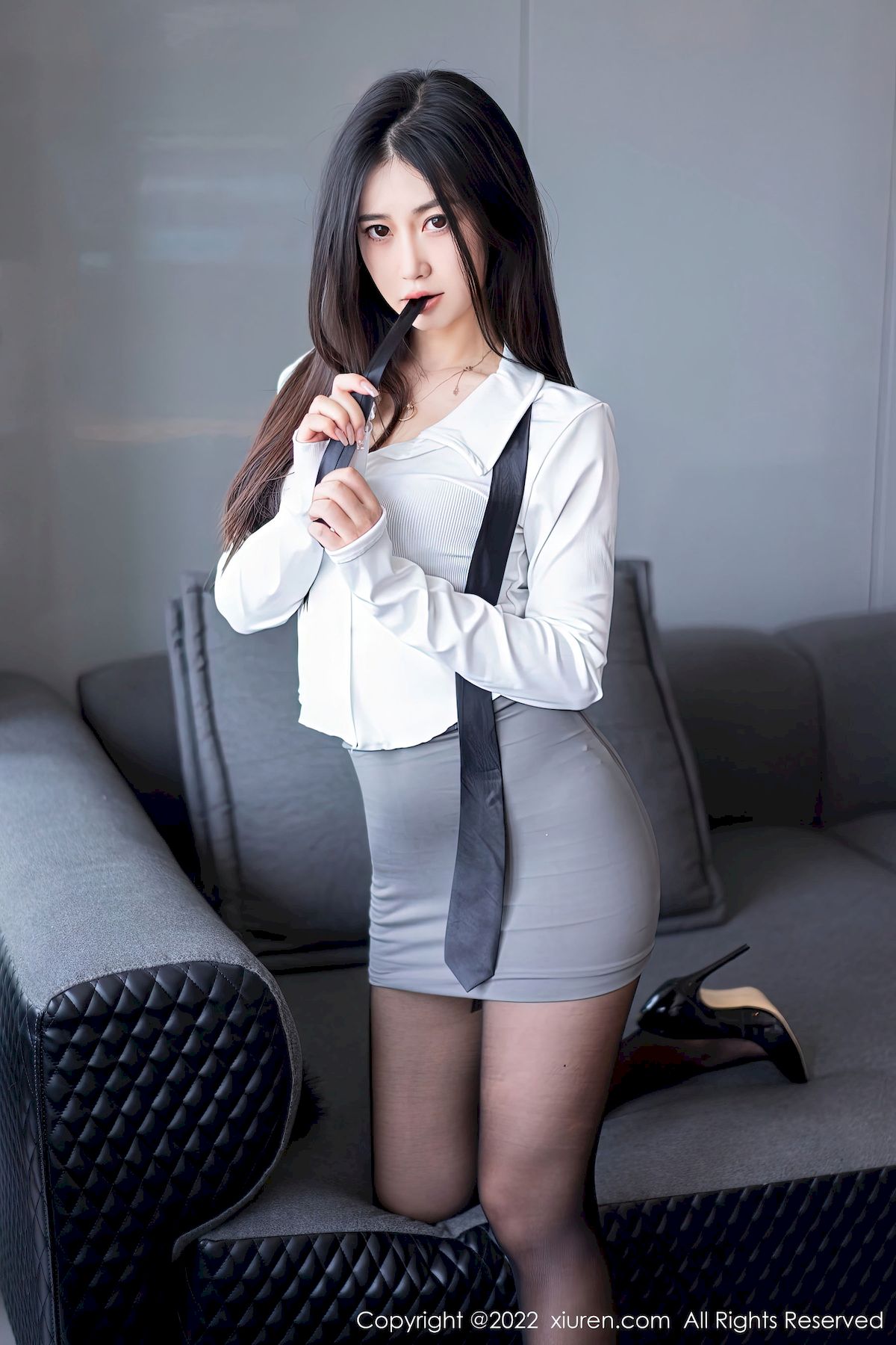 新人模特laura阿姣白色衬衫搭配灰色短裙性感写真