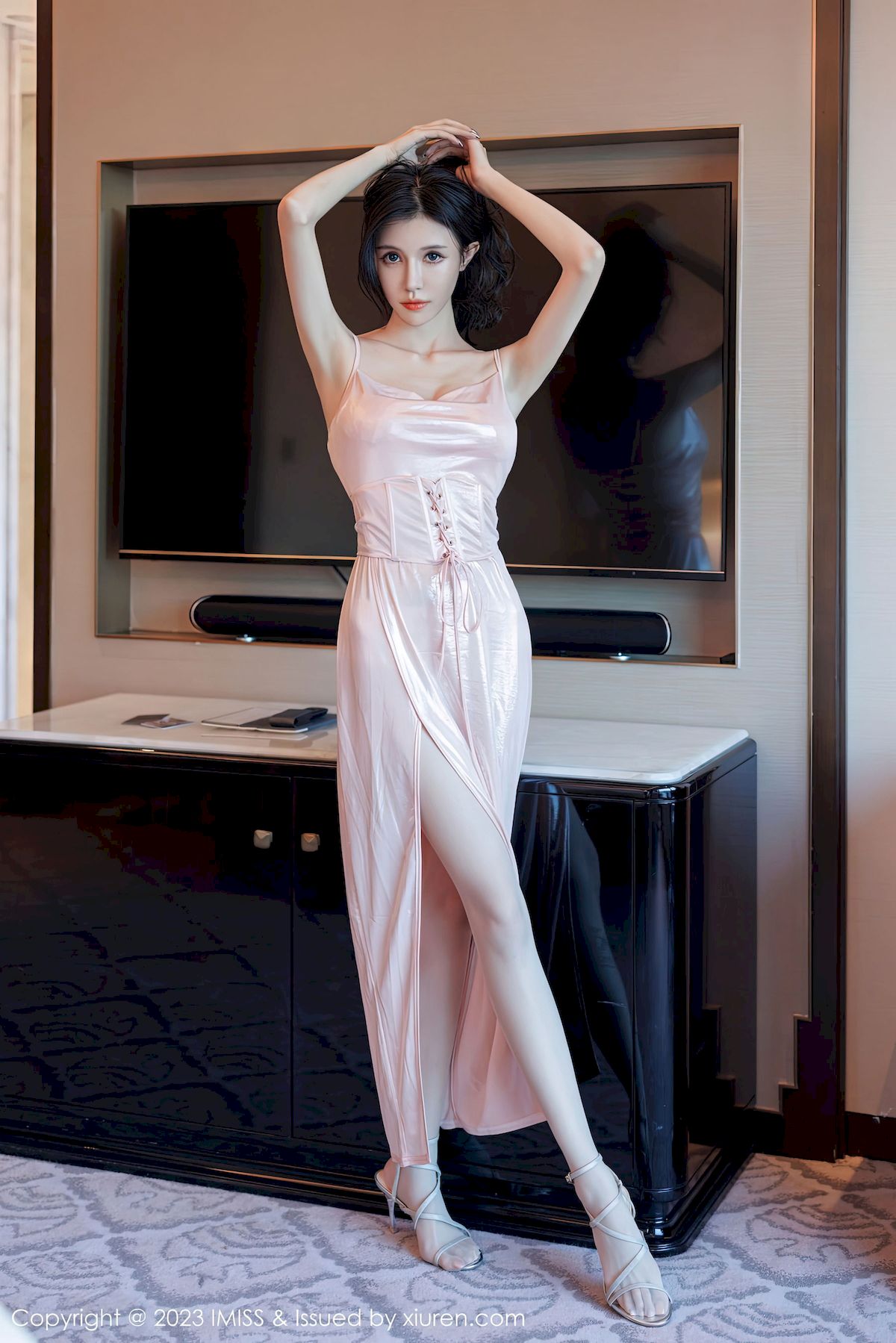 模特泥鳅鳅粉色吊带长裙原色丝袜性感写真