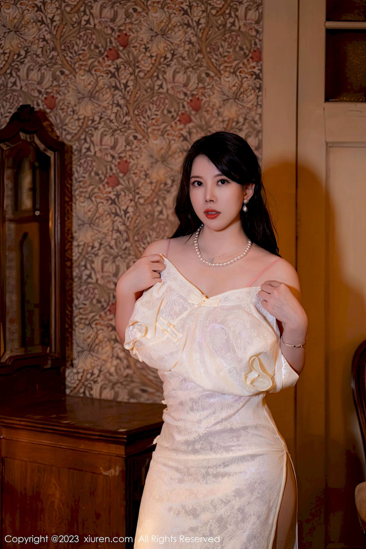 白茹雪Abby白色旗袍服饰丰腴身材写真