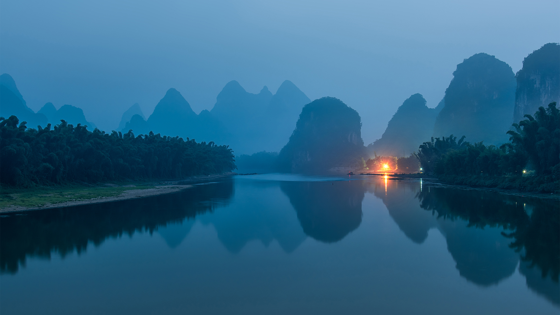 清晨时分桂林漓江山水倒映唯美风景