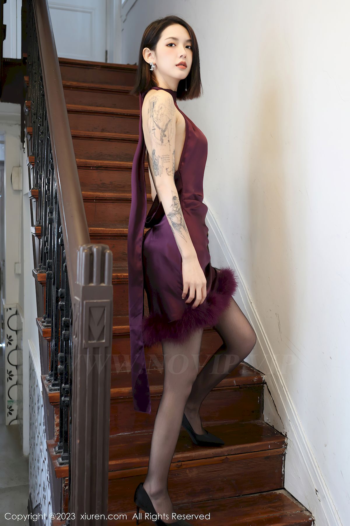 新人嫩模乔一一紫色连衣短裙黑丝美腿性感写真