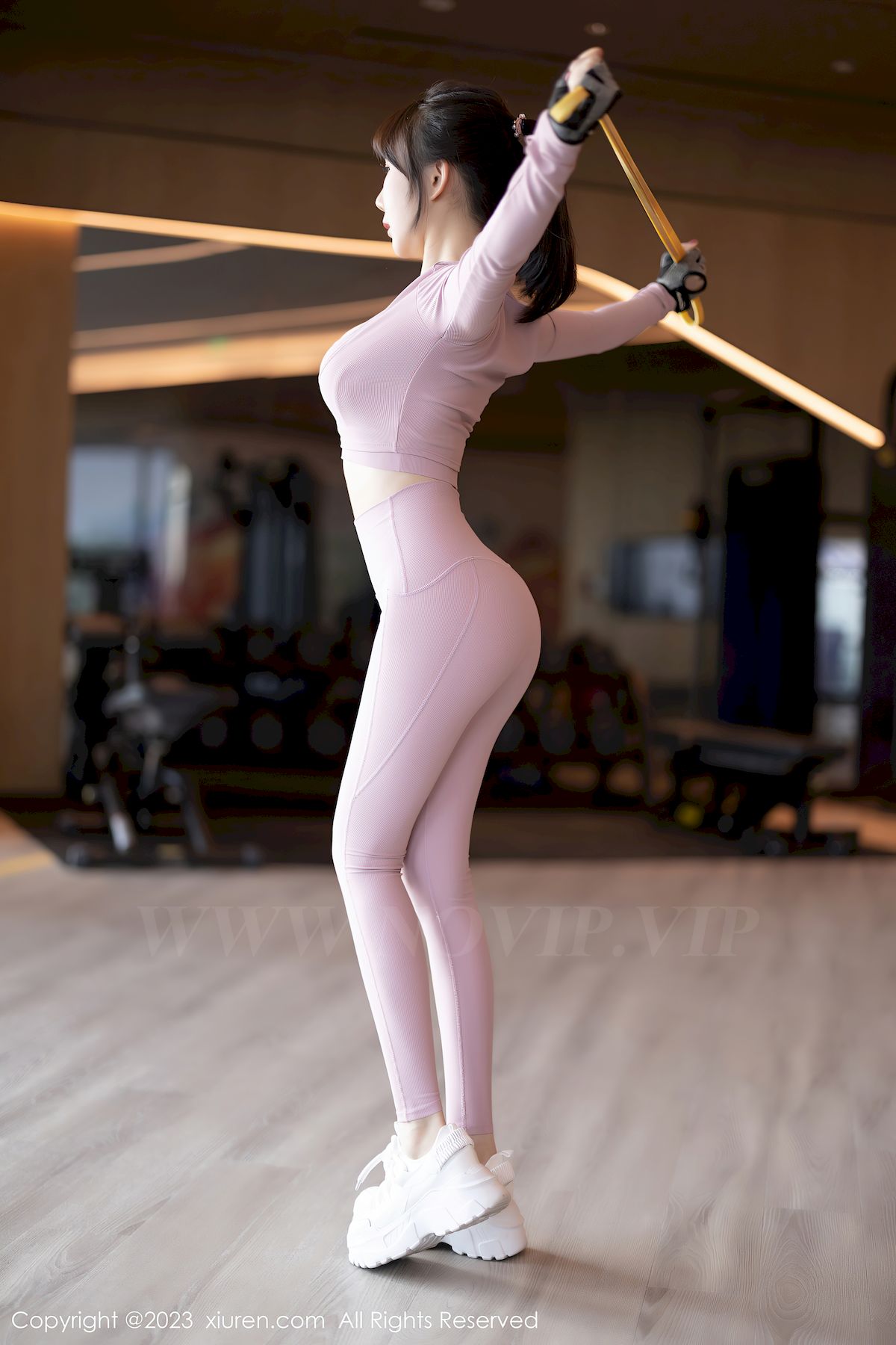 波巧酱粉色运动服饰健身场所海南岛旅拍