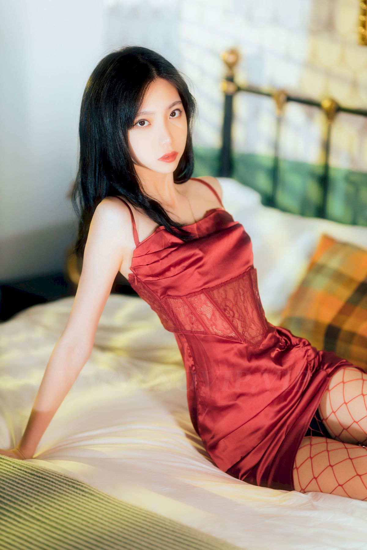 许岚LAN(叁月life)红色网袜搭配红色吊裙写真