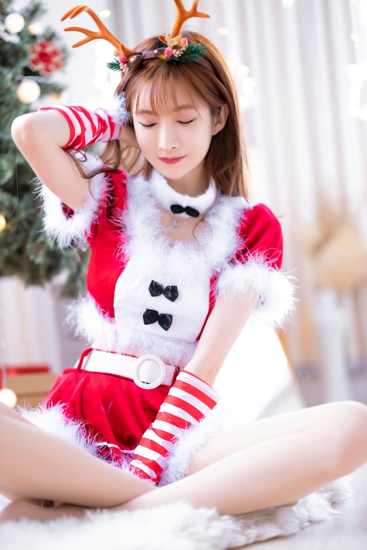 王羽衫红色圣诞服饰搭配肉色丝袜甜美写真