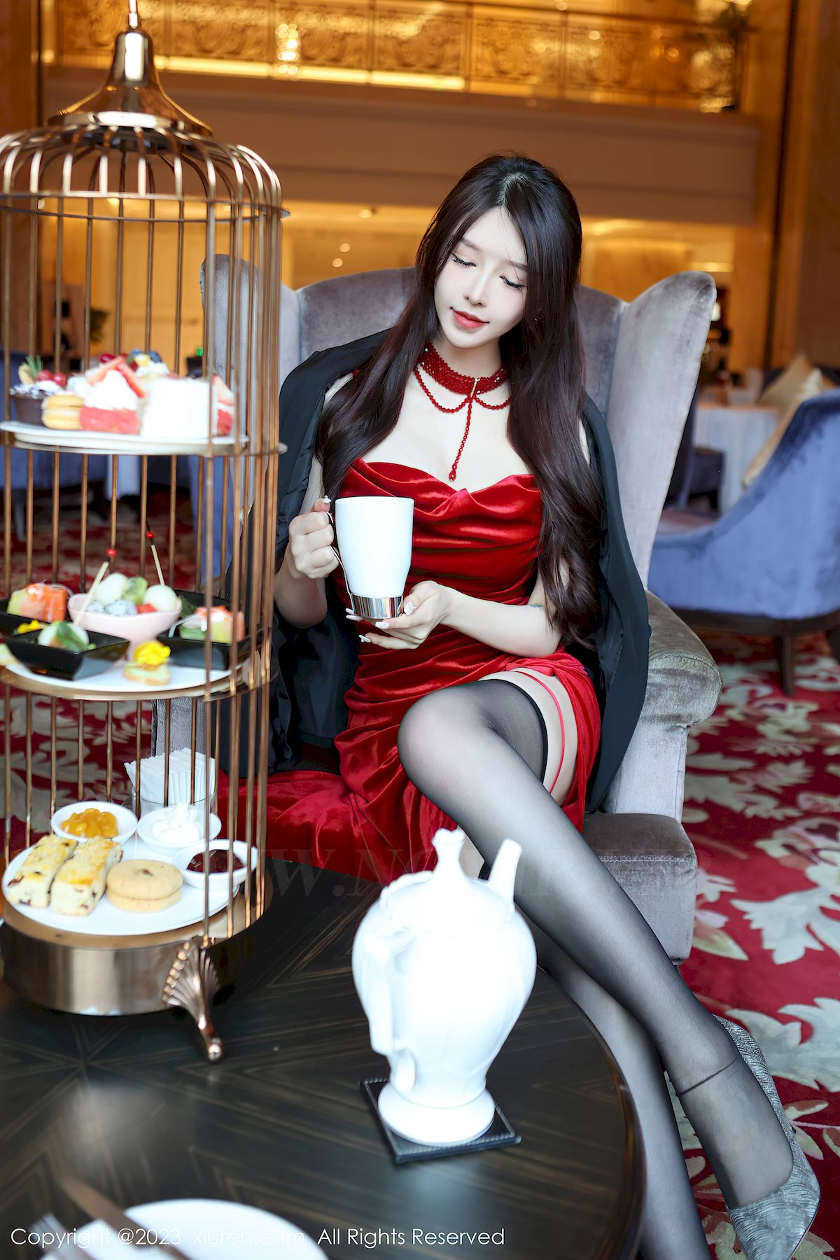 玉兔miki红色吊带长裙搭配黑丝性感写真