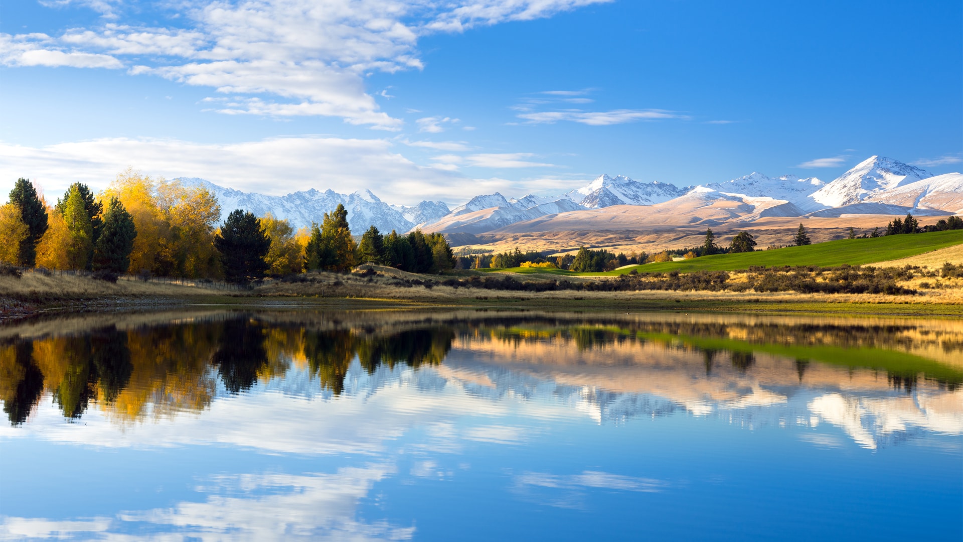 新西兰蓝蓝天空下的湖泊山脉
