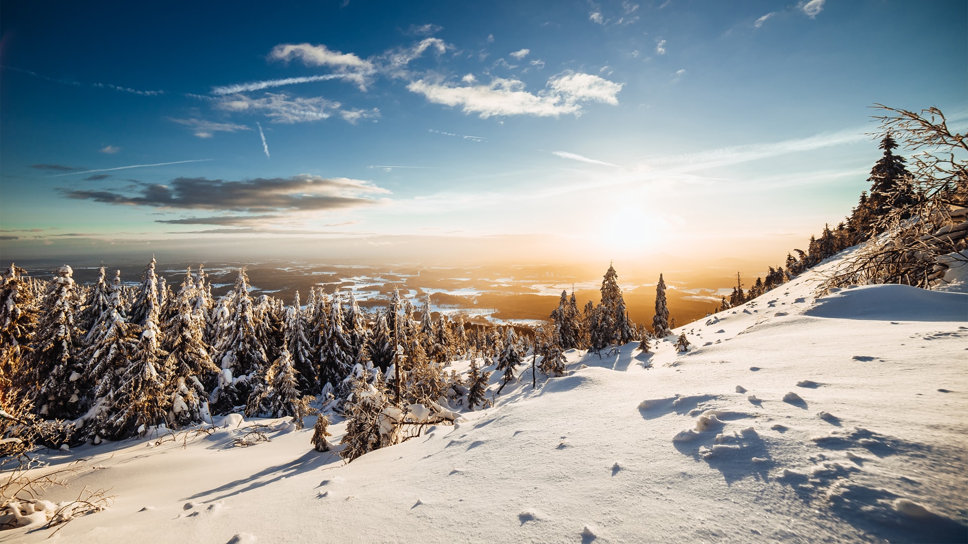 晴朗天空下粉妆玉砌的冬季山景