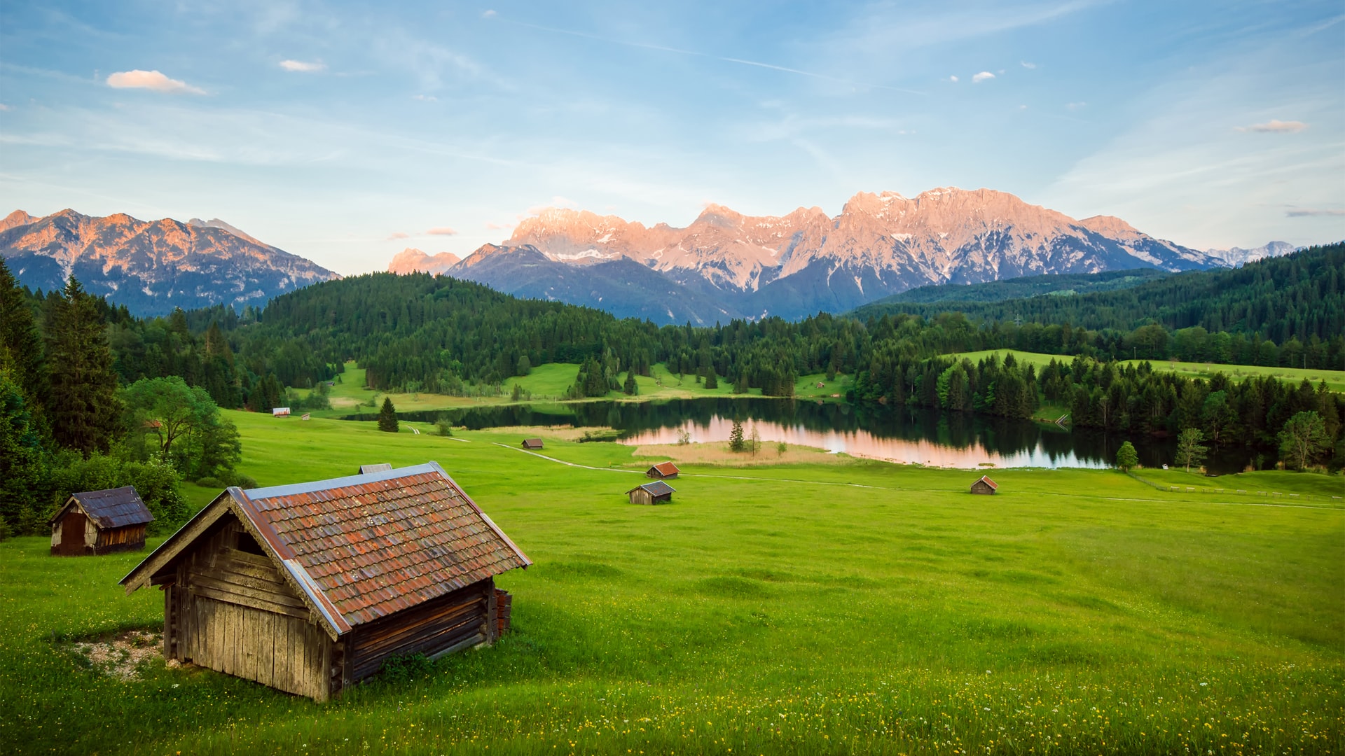 阿尔卑斯山绿色草地零星小木屋
