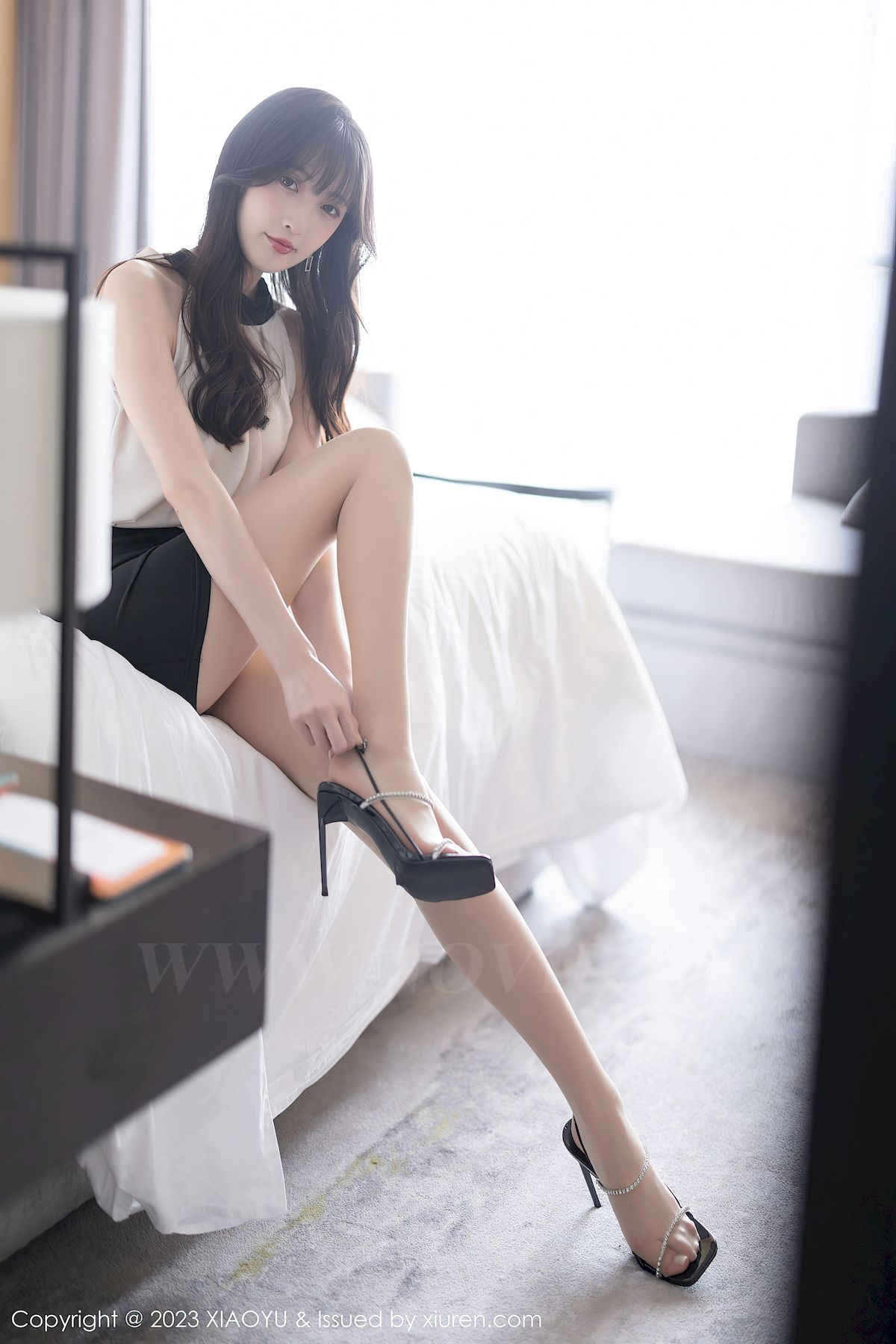 林星阑浅色上衣搭配黑色短裙性感写真