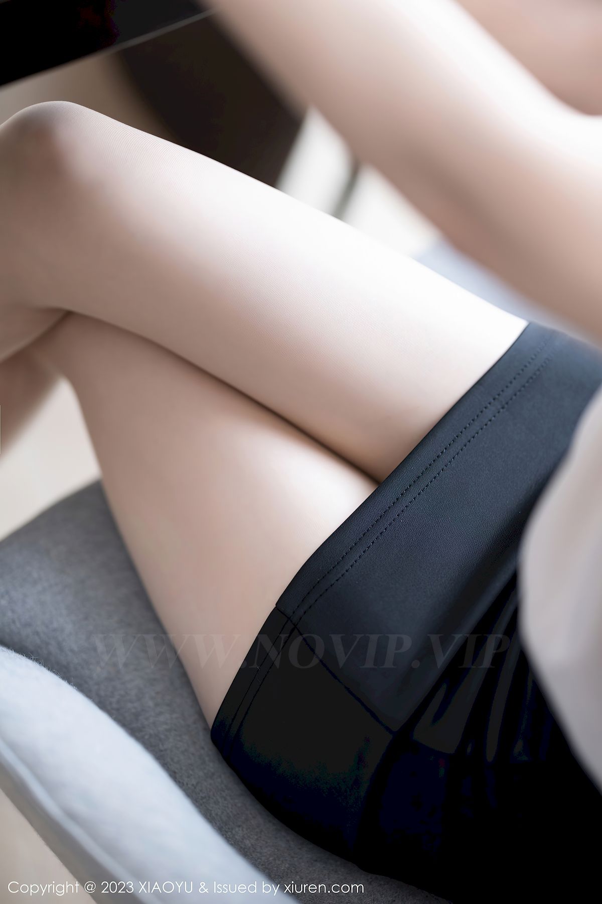 林星阑浅色上衣搭配黑色短裙性感写真