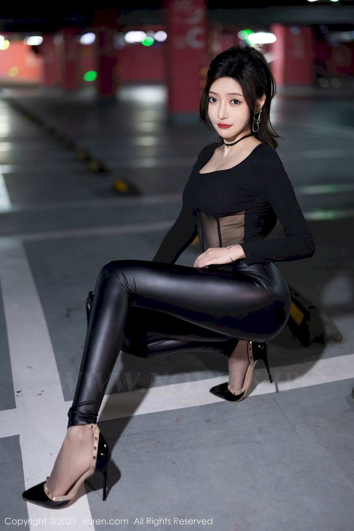 王馨瑶yanni黑色轻透服饰黑色皮长裤写真