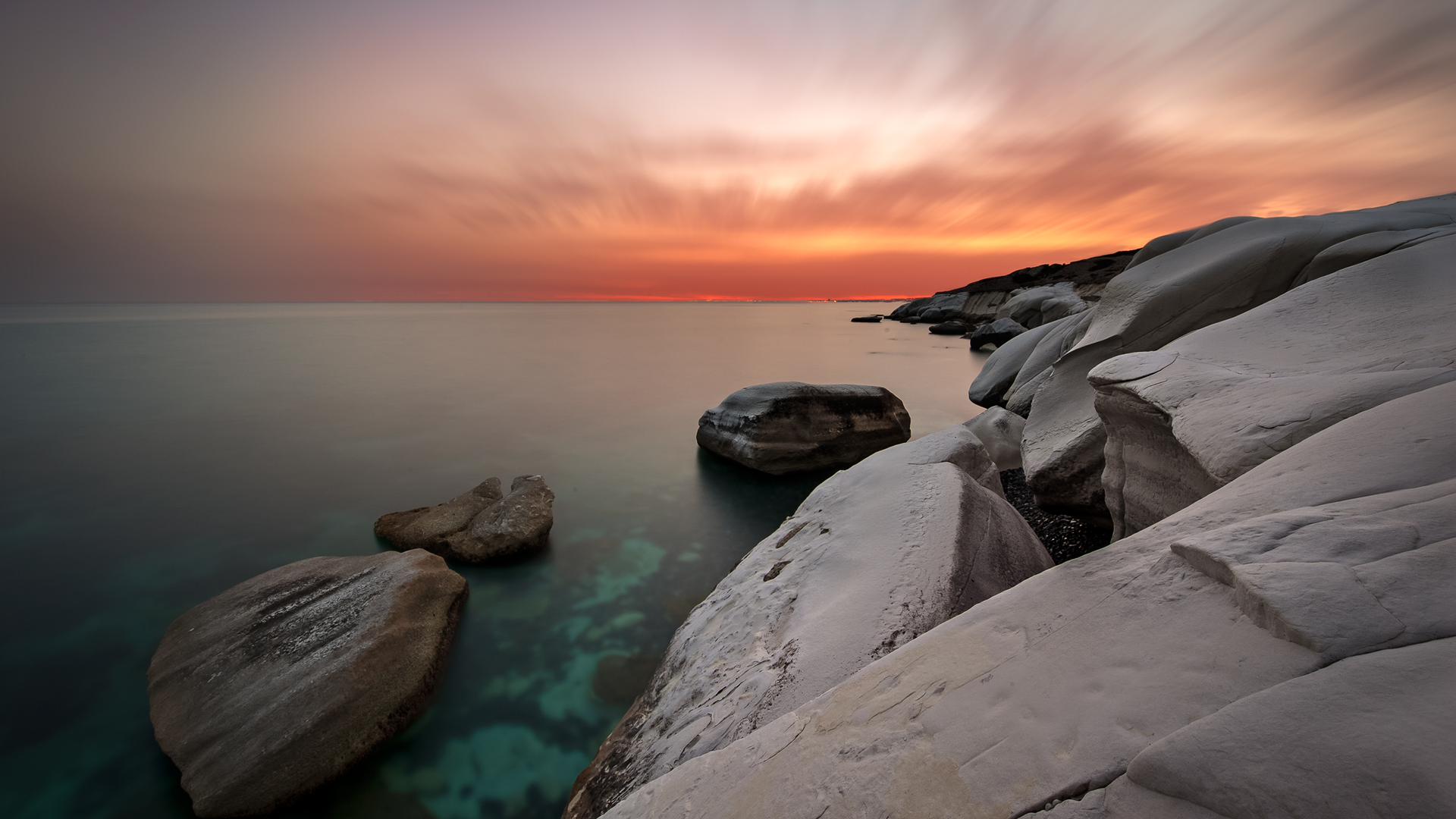 塞浦路斯南部大海边白色岩石风景