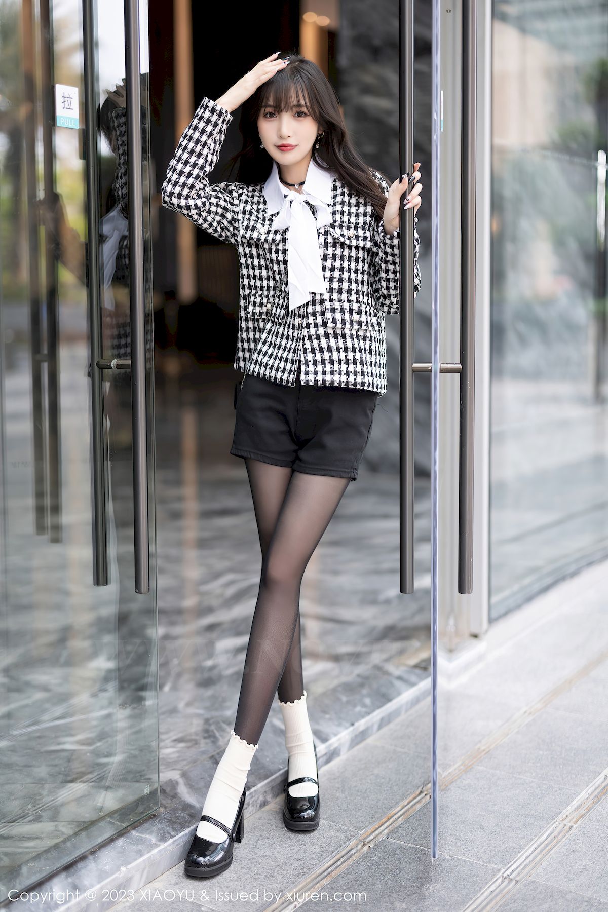 林星阑黑白格子服饰搭配黑色短裤性感写真