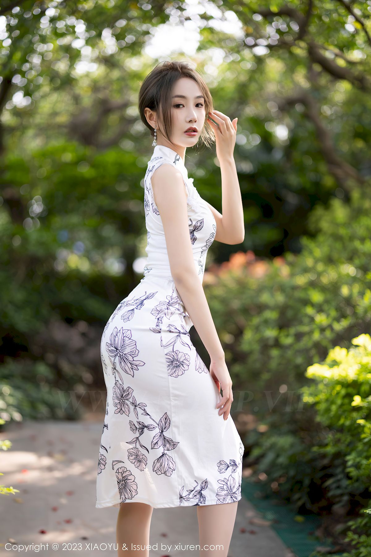 苏苏阿白色旗袍搭配原色丝袜性感写真
