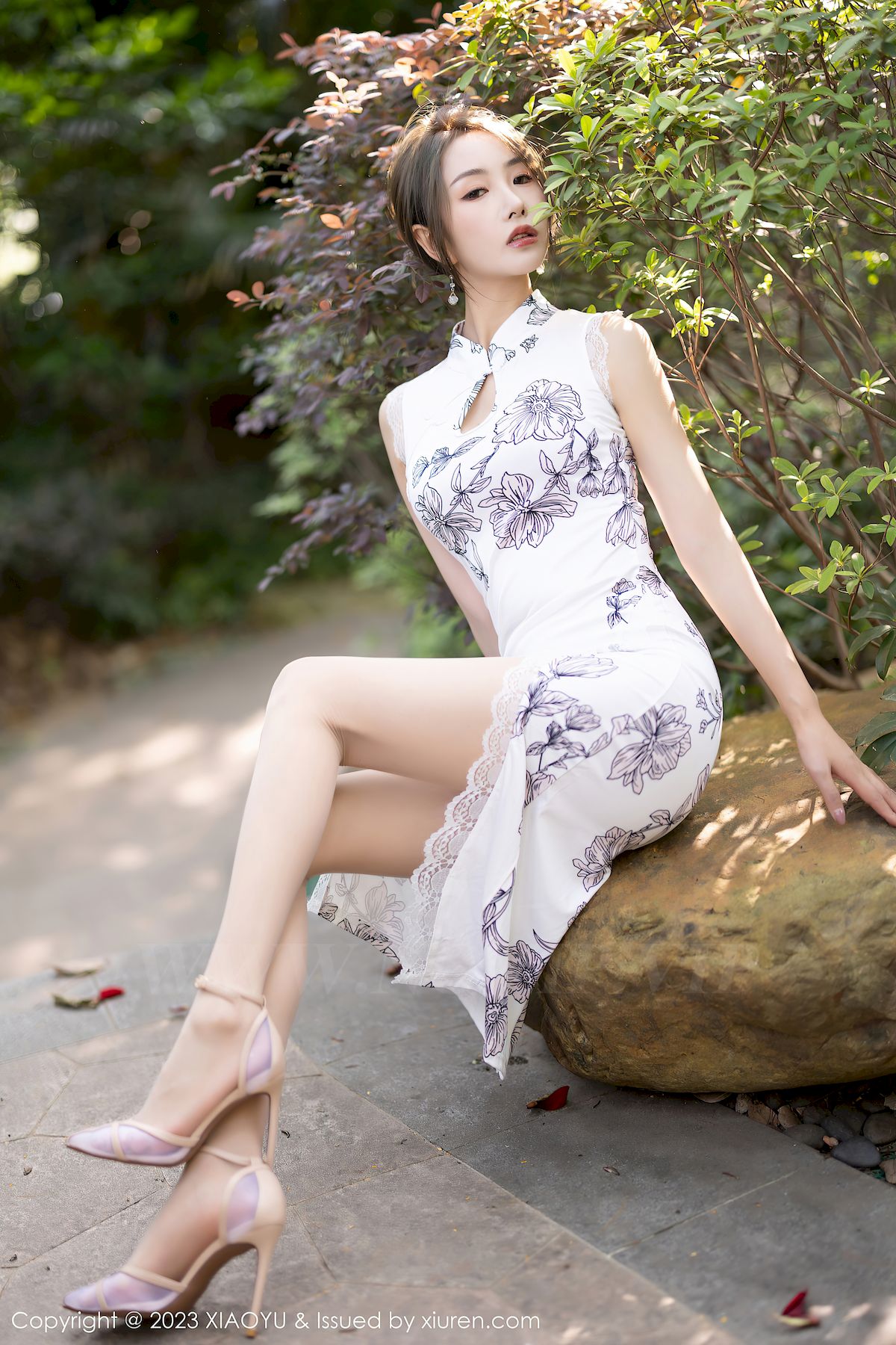 苏苏阿白色旗袍搭配原色丝袜性感写真