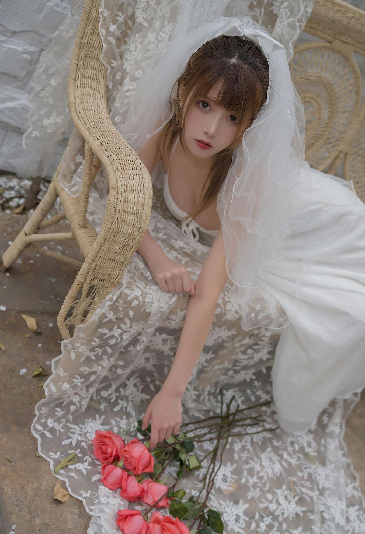 凛子酱白色婚纱长裙与鲜花相伴阳光写真