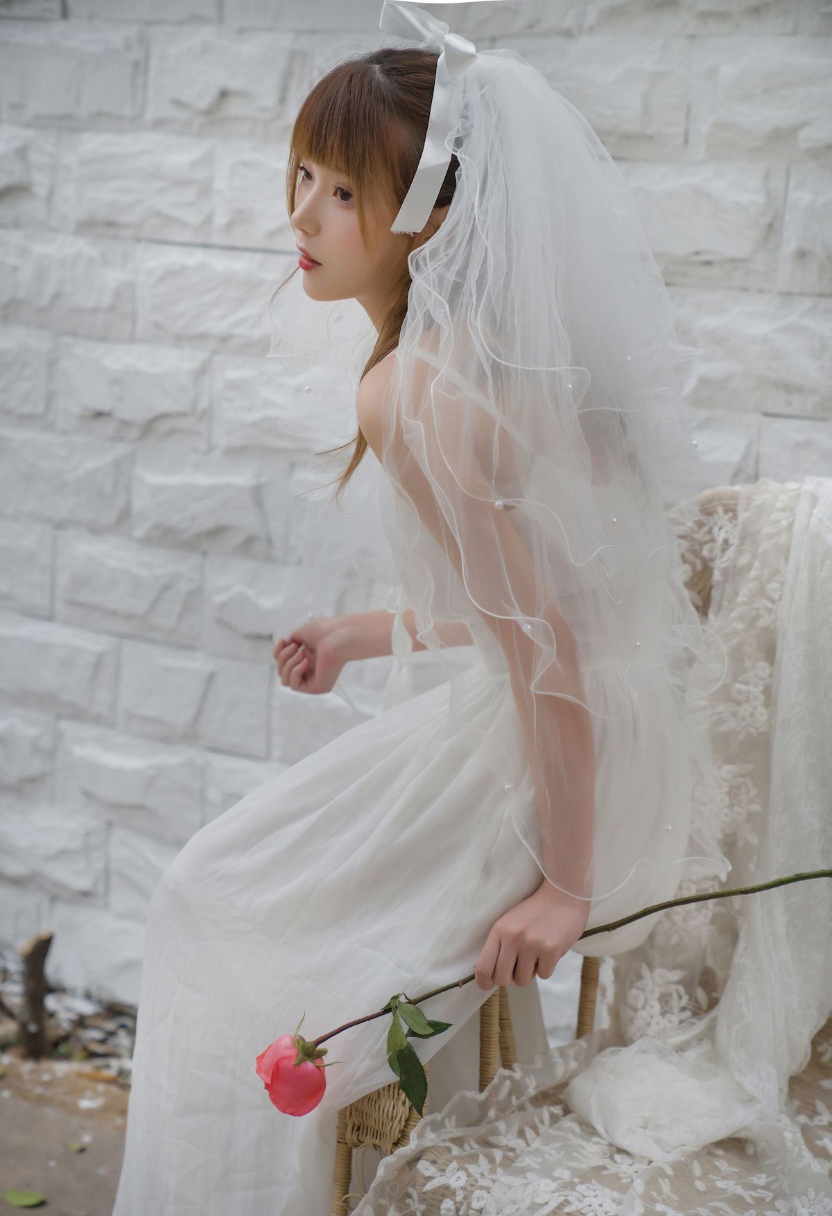 凛子酱白色婚纱长裙与鲜花相伴阳光写真